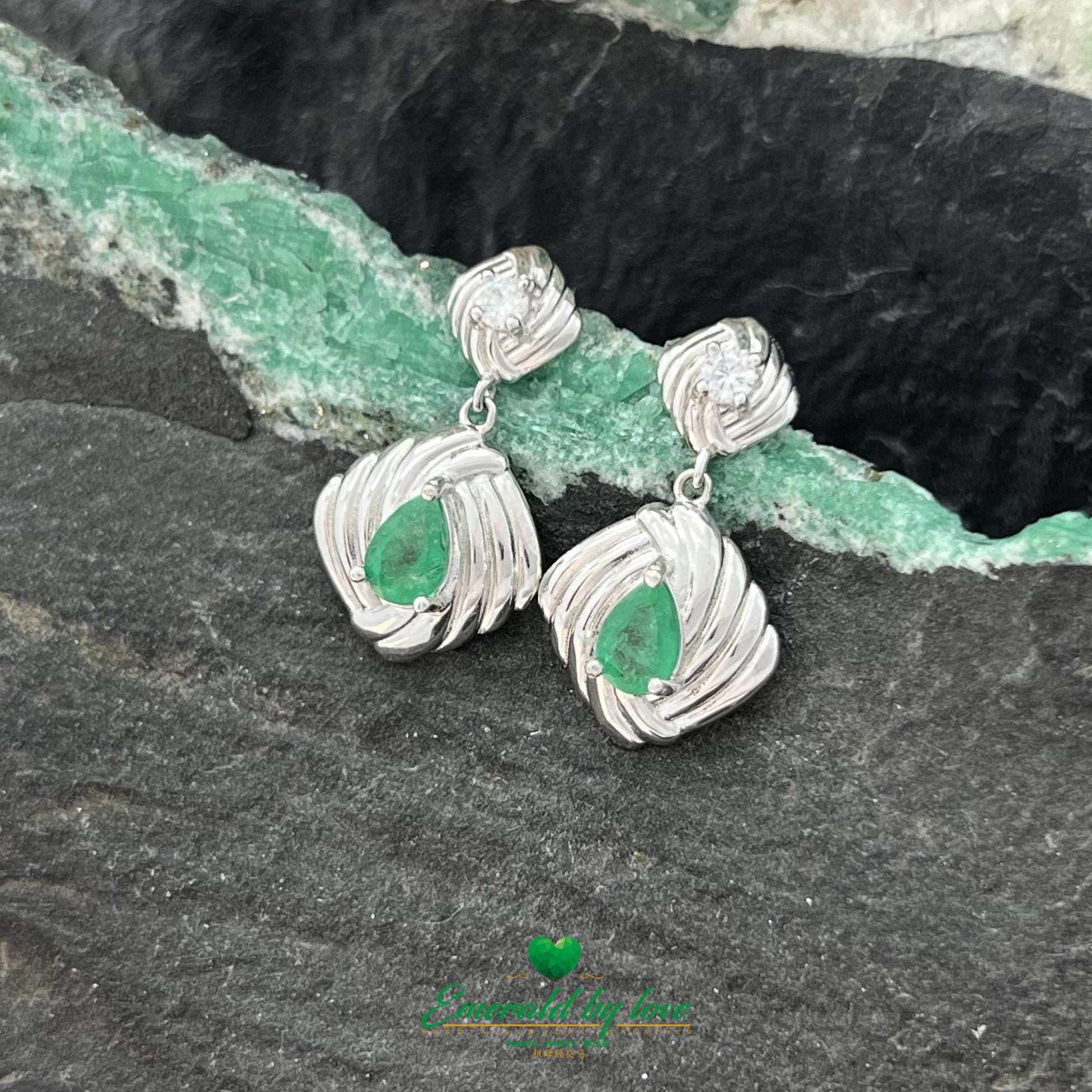 Boucles d'oreilles classiques élégantes avec émeraudes colombiennes et motif arabesque en argent