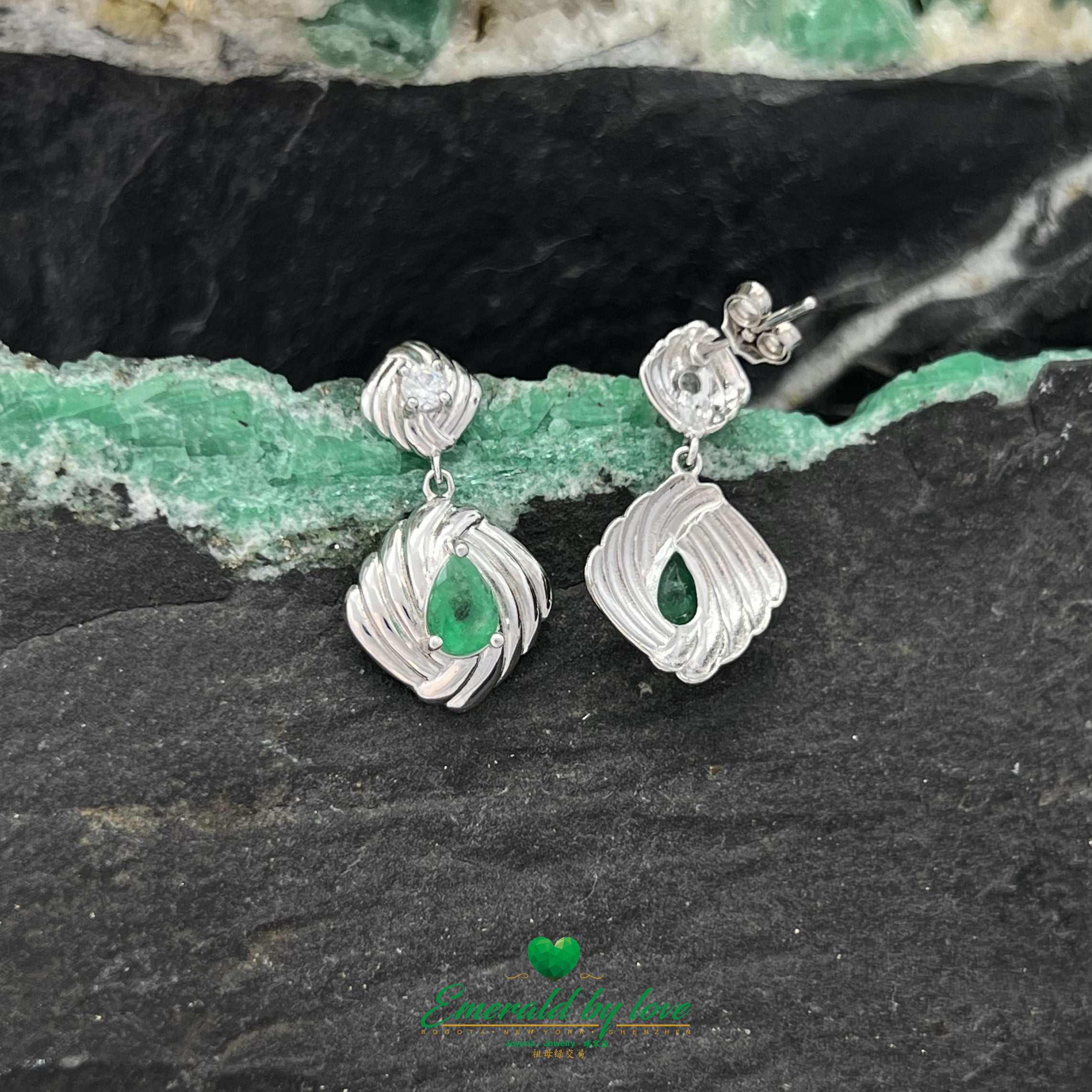 Boucles d'oreilles classiques élégantes avec émeraudes colombiennes et motif arabesque en argent