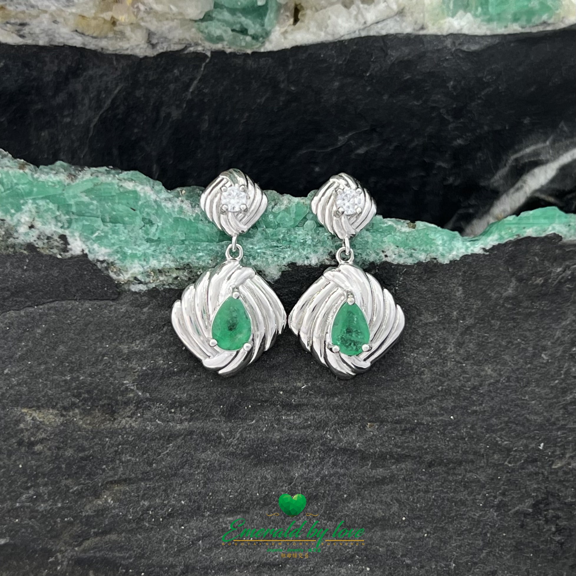 Boucles d'oreilles classiques élégantes avec émeraudes colombiennes et motif arabesque en argent