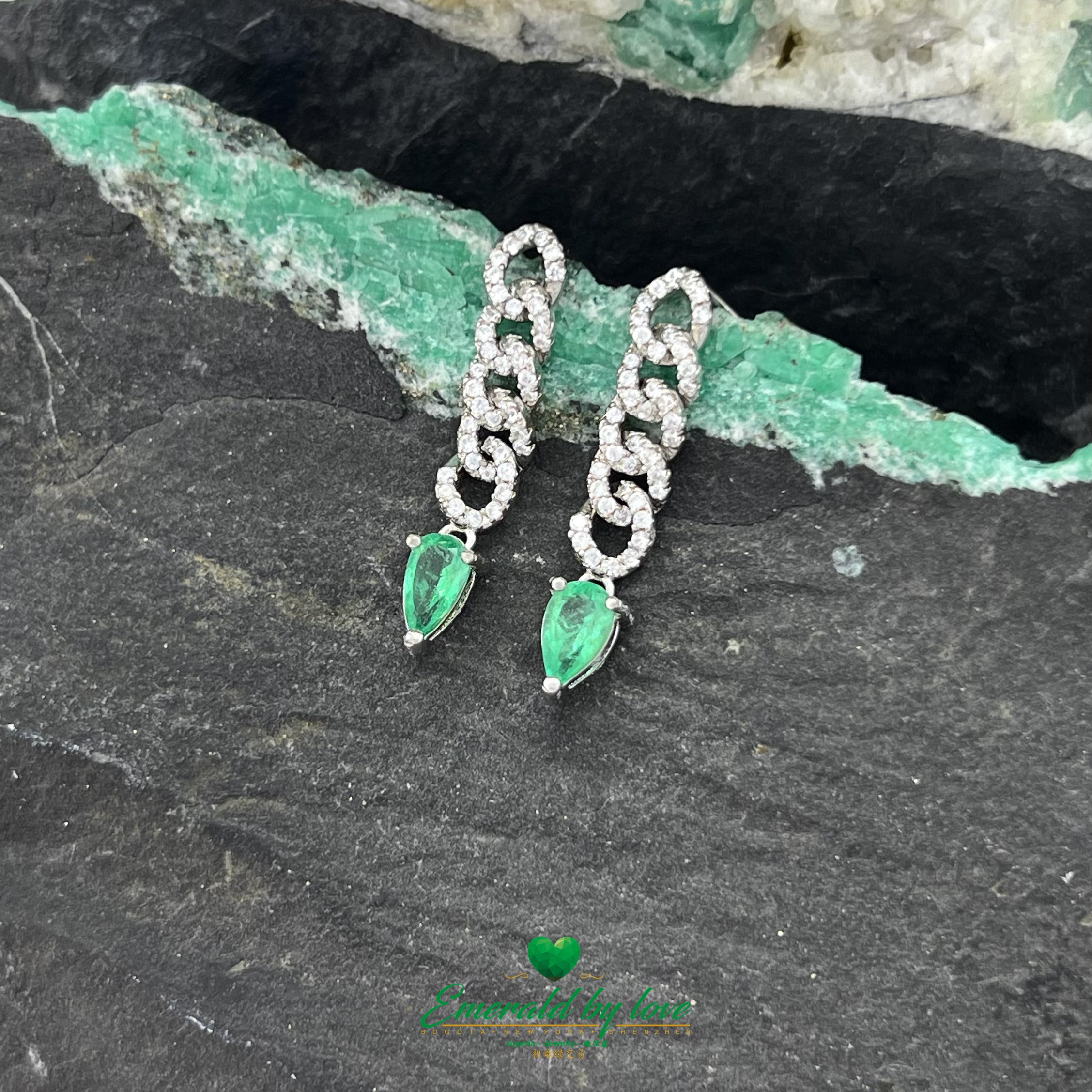 Boucles d'oreilles allongées en argent avec émeraudes colombiennes et chaînes en zircone