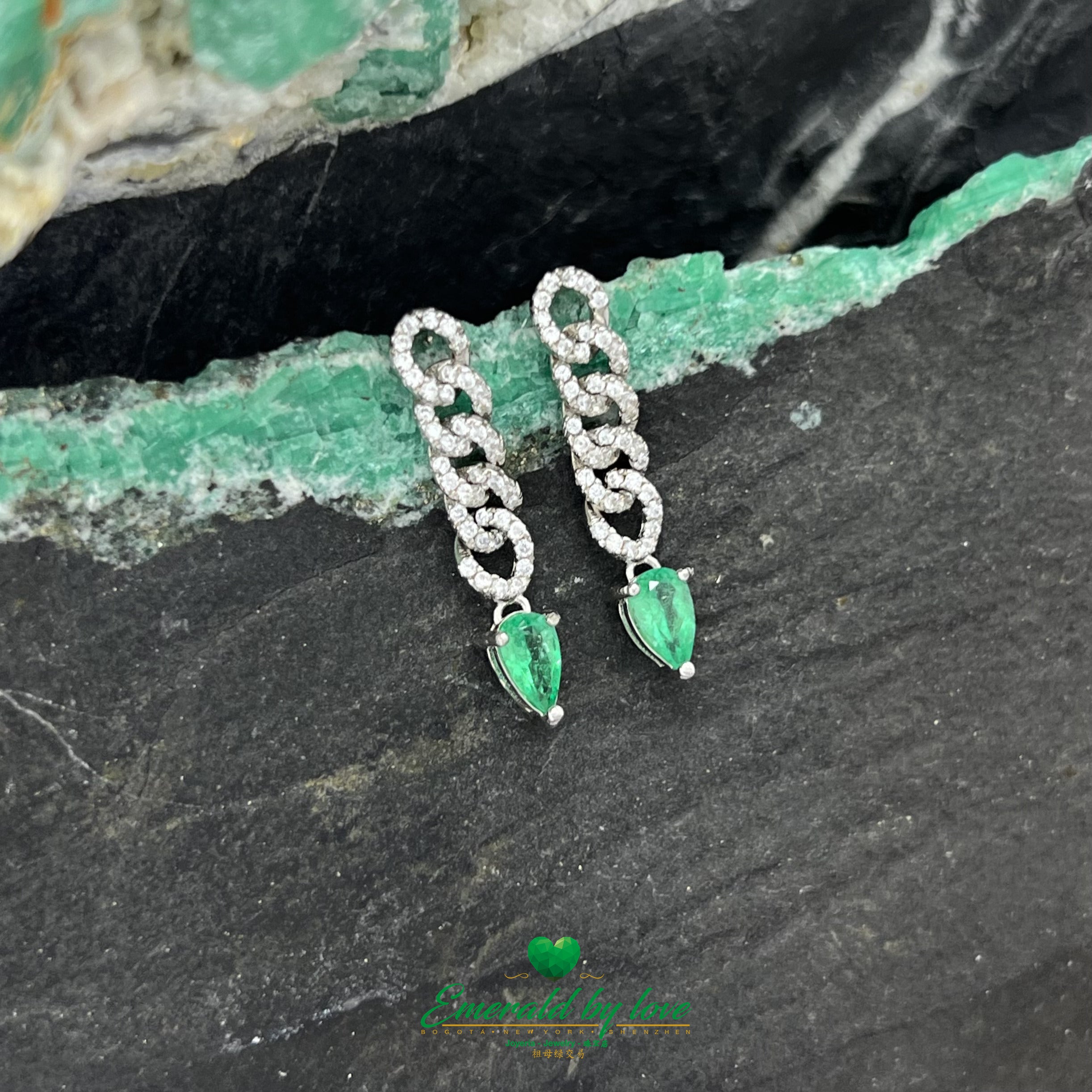 Boucles d'oreilles allongées en argent avec émeraudes colombiennes et chaînes en zircone
