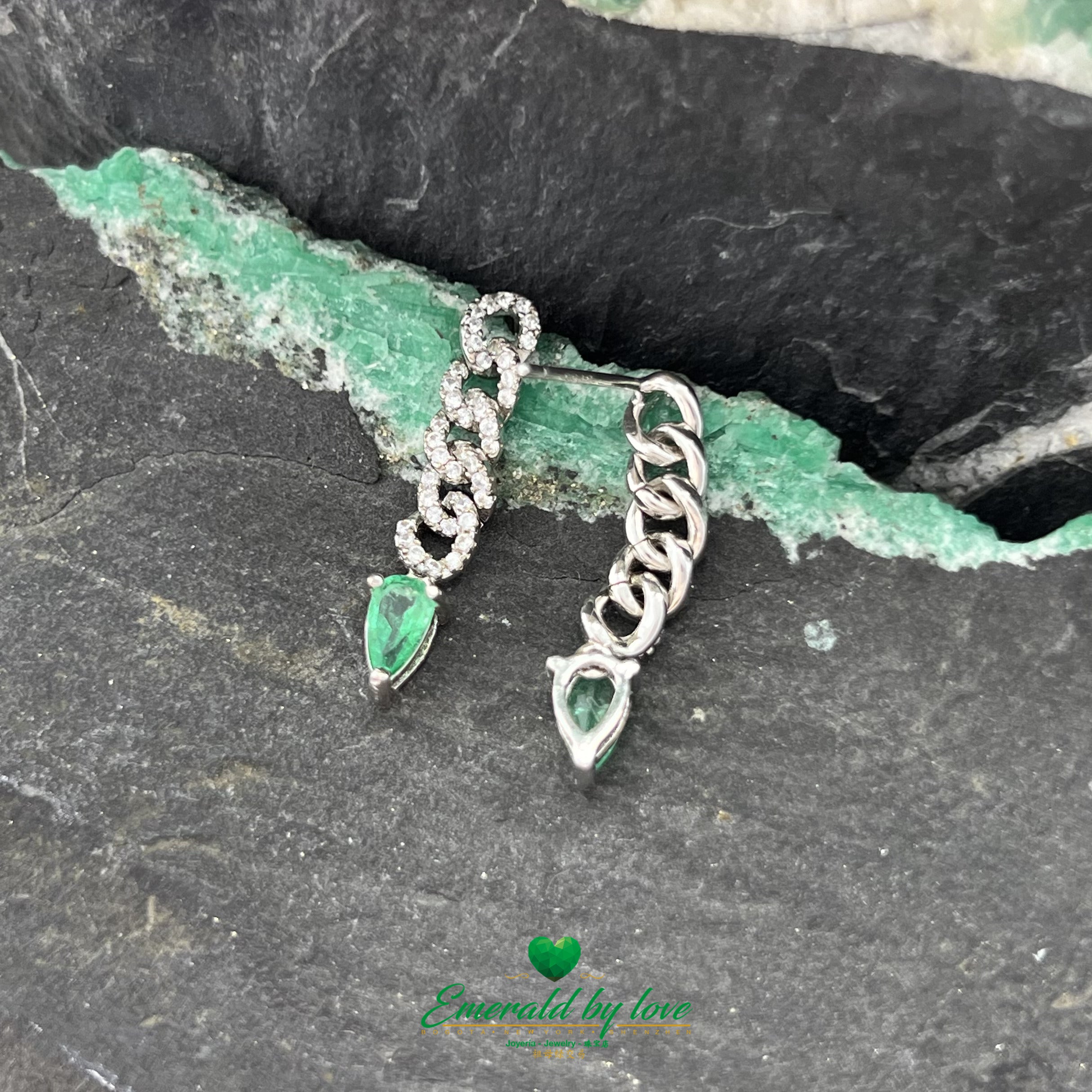 Boucles d'oreilles allongées en argent avec émeraudes colombiennes et chaînes en zircone