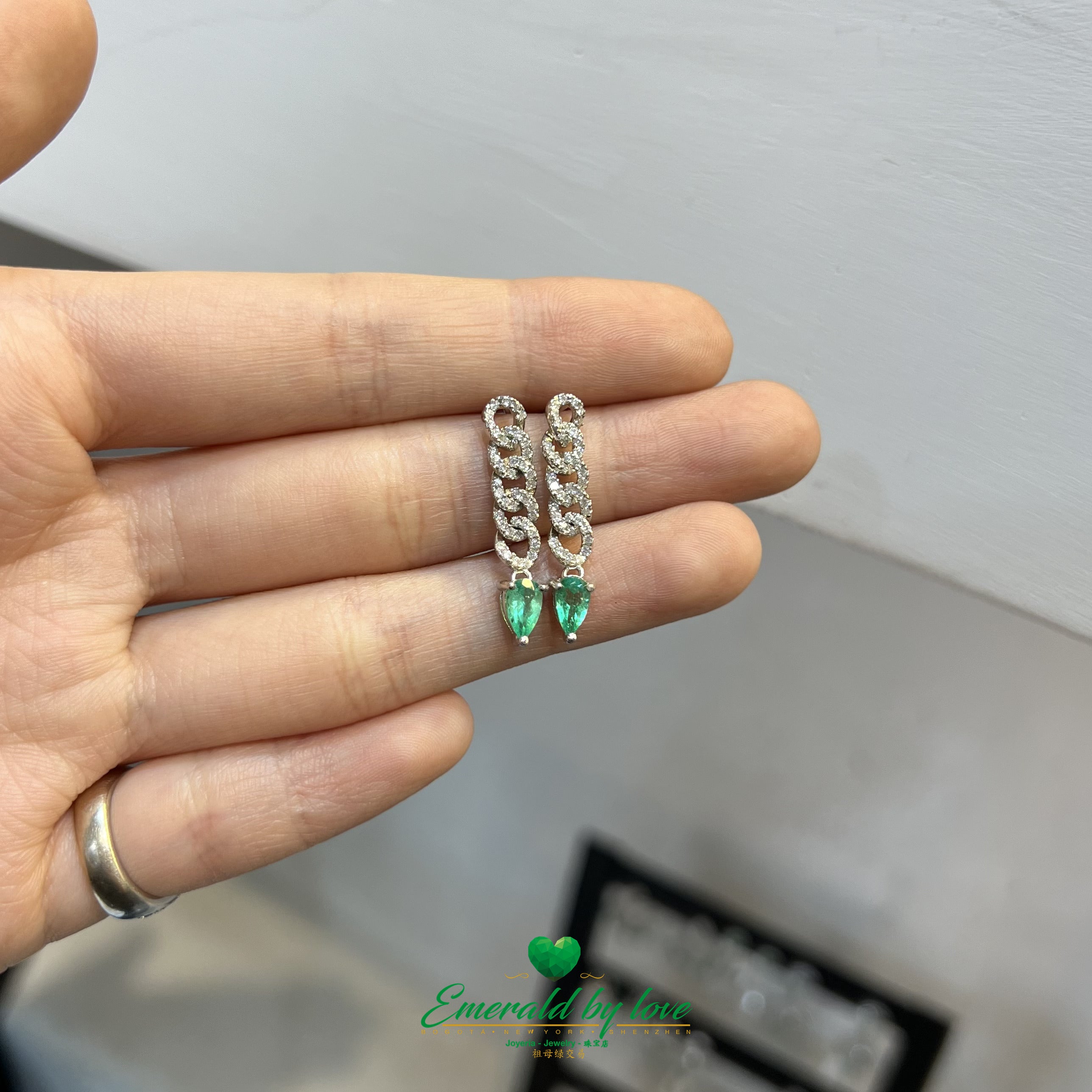 Boucles d'oreilles allongées en argent avec émeraudes colombiennes et chaînes en zircone