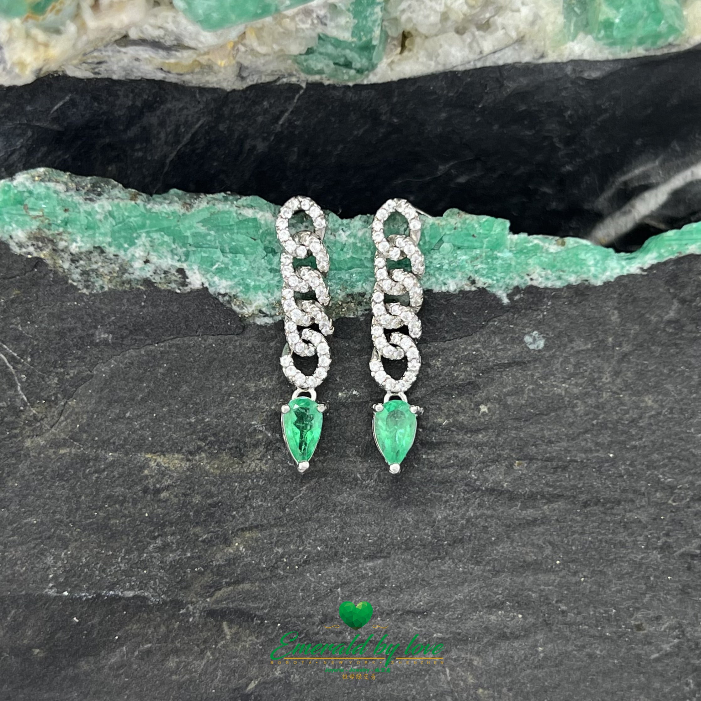 Boucles d'oreilles allongées en argent avec émeraudes colombiennes et chaînes en zircone