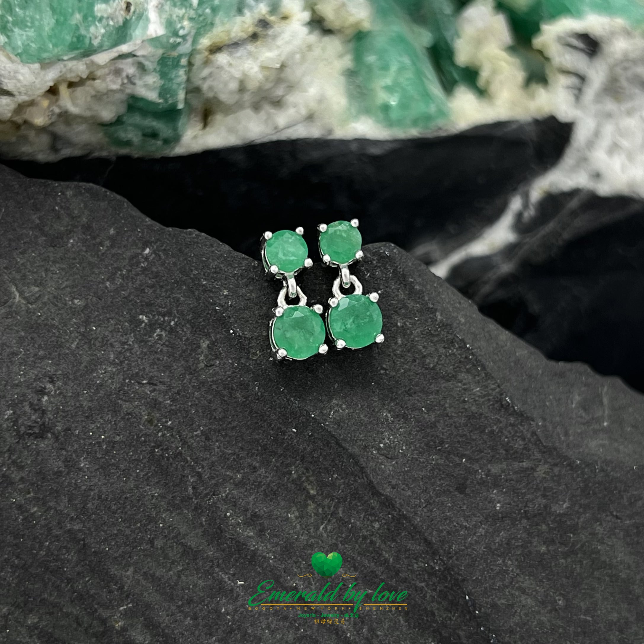 Boucles d'oreilles verticales à double émeraude ronde en argent