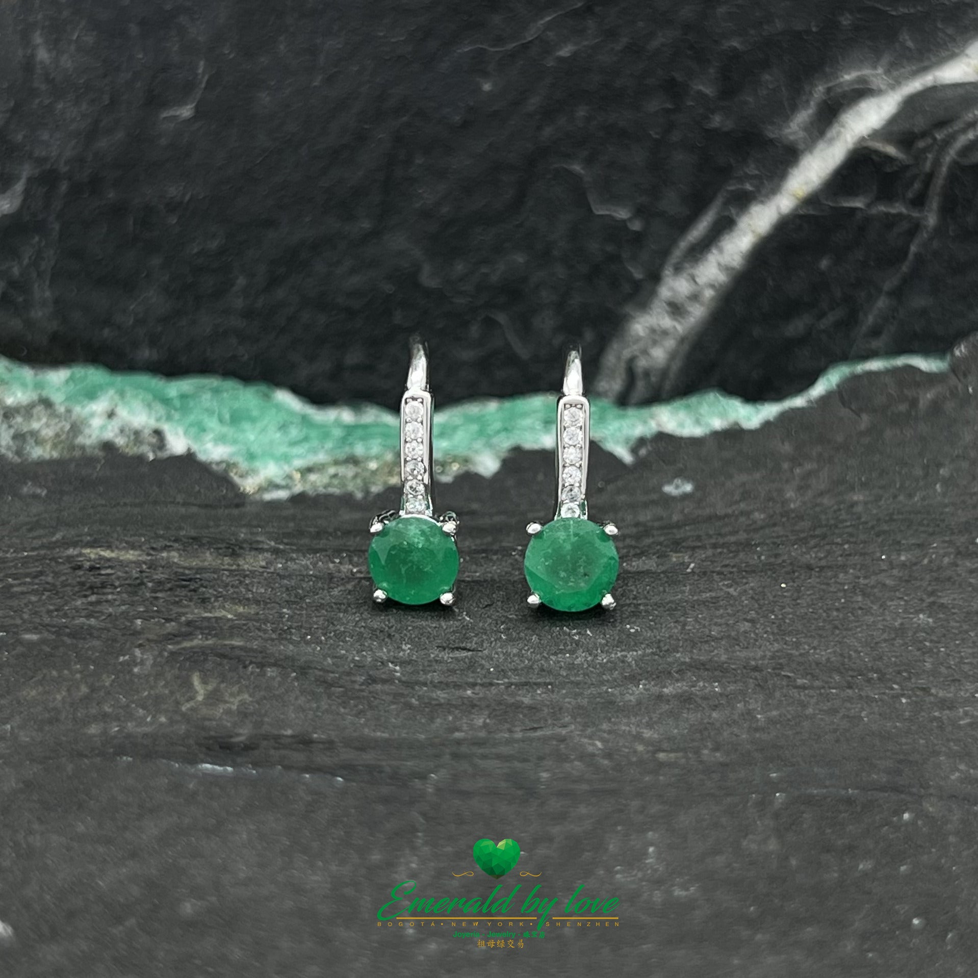 Elegantes pendientes colgantes con detalle de esmeralda redonda