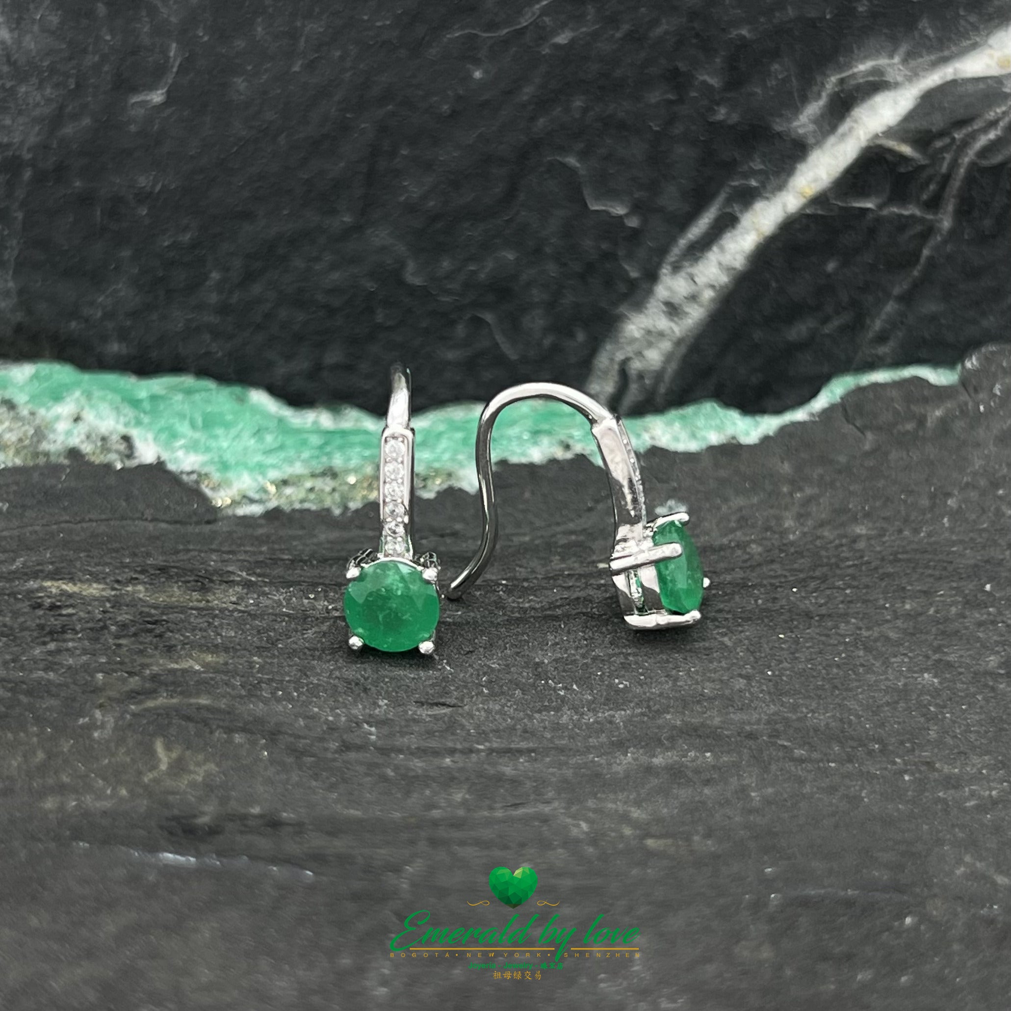 Elegantes pendientes colgantes con detalle de esmeralda redonda