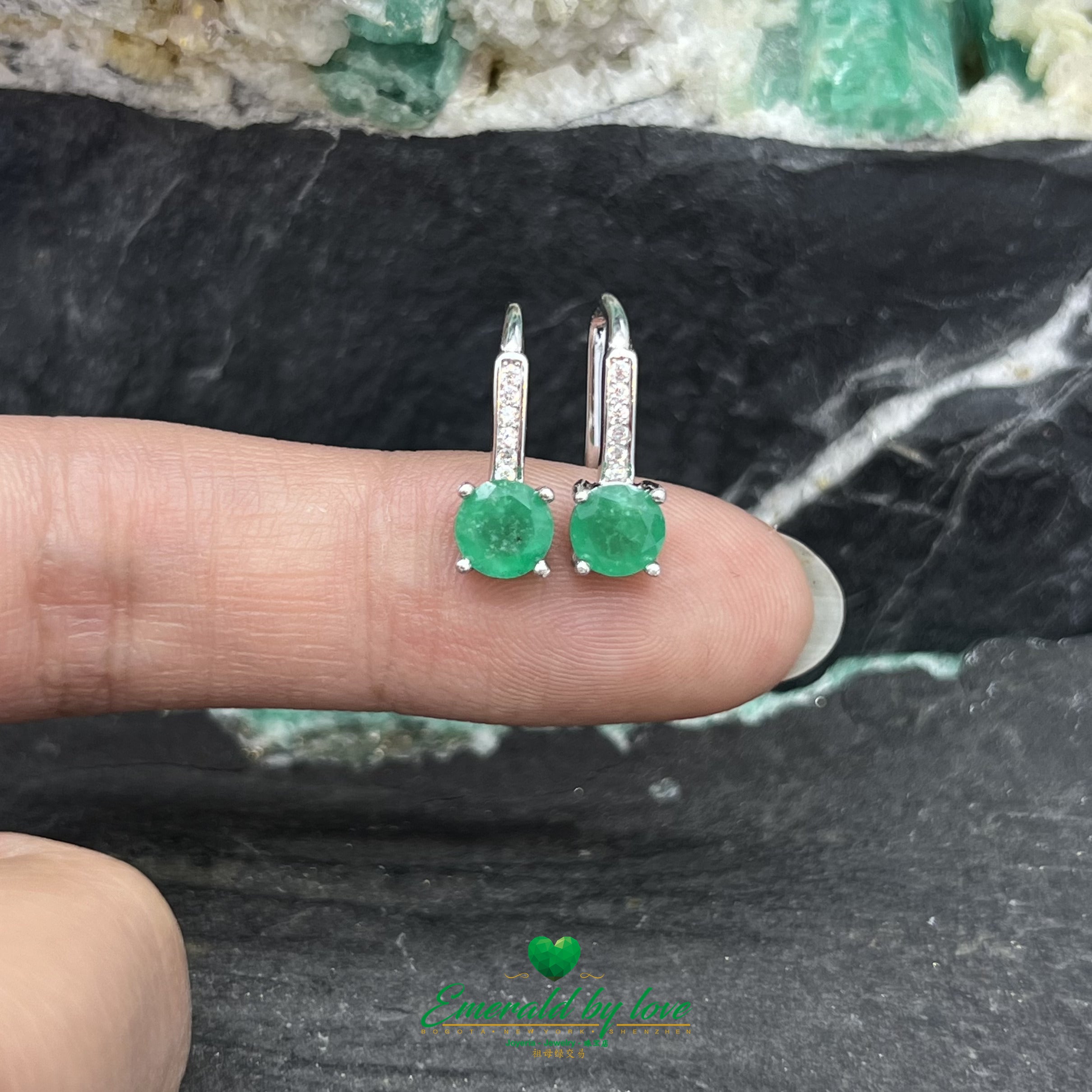 Elegantes pendientes colgantes con detalle de esmeralda redonda