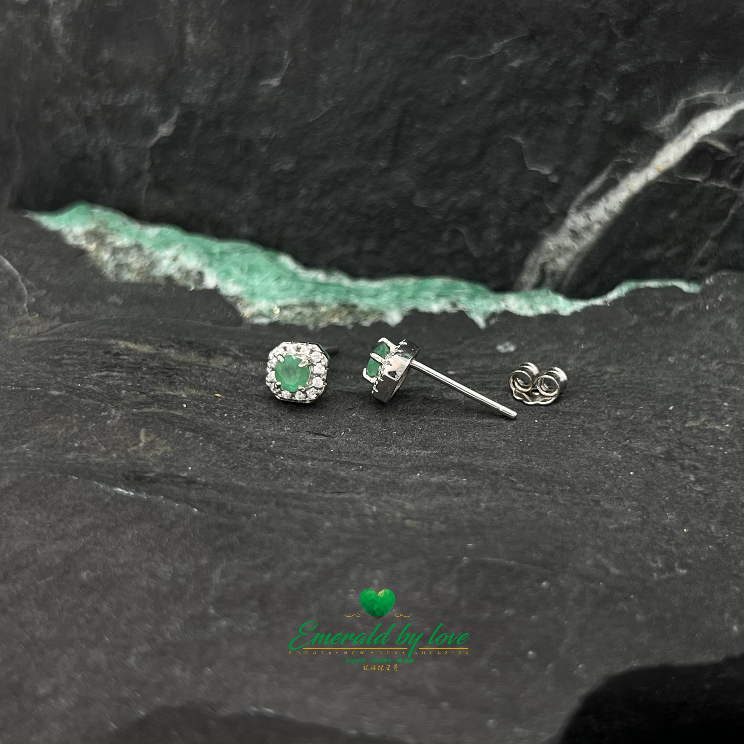 Boucles d'oreilles marquise délicates avec émeraude ronde centrale dans un design carré