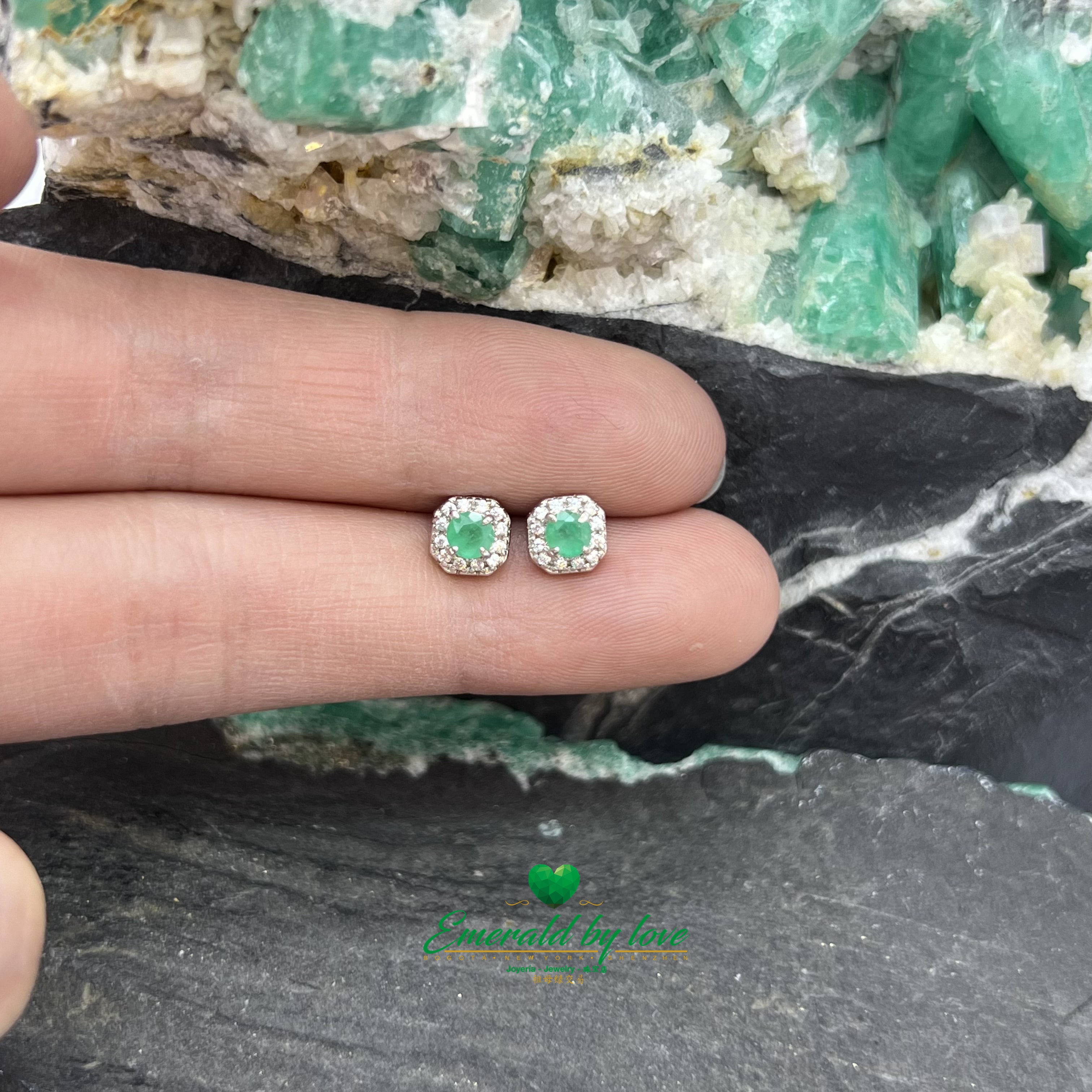 Boucles d'oreilles marquise délicates avec émeraude ronde centrale dans un design carré