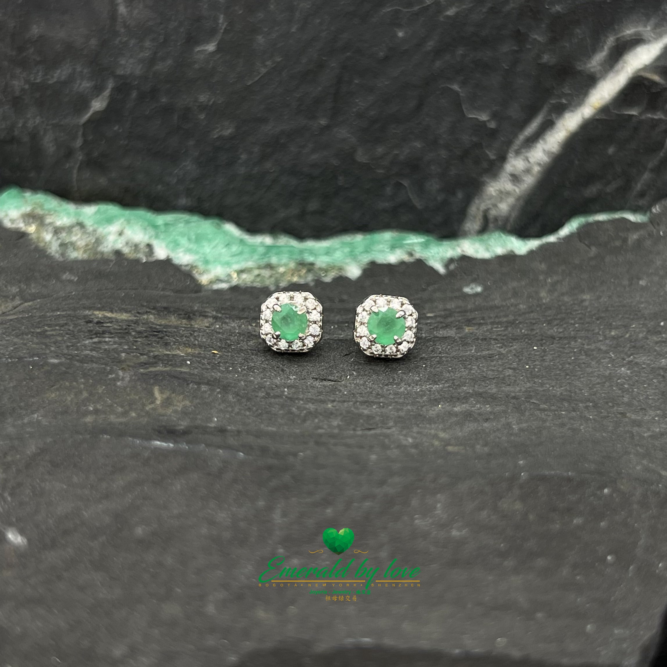 Boucles d'oreilles marquise délicates avec émeraude ronde centrale dans un design carré