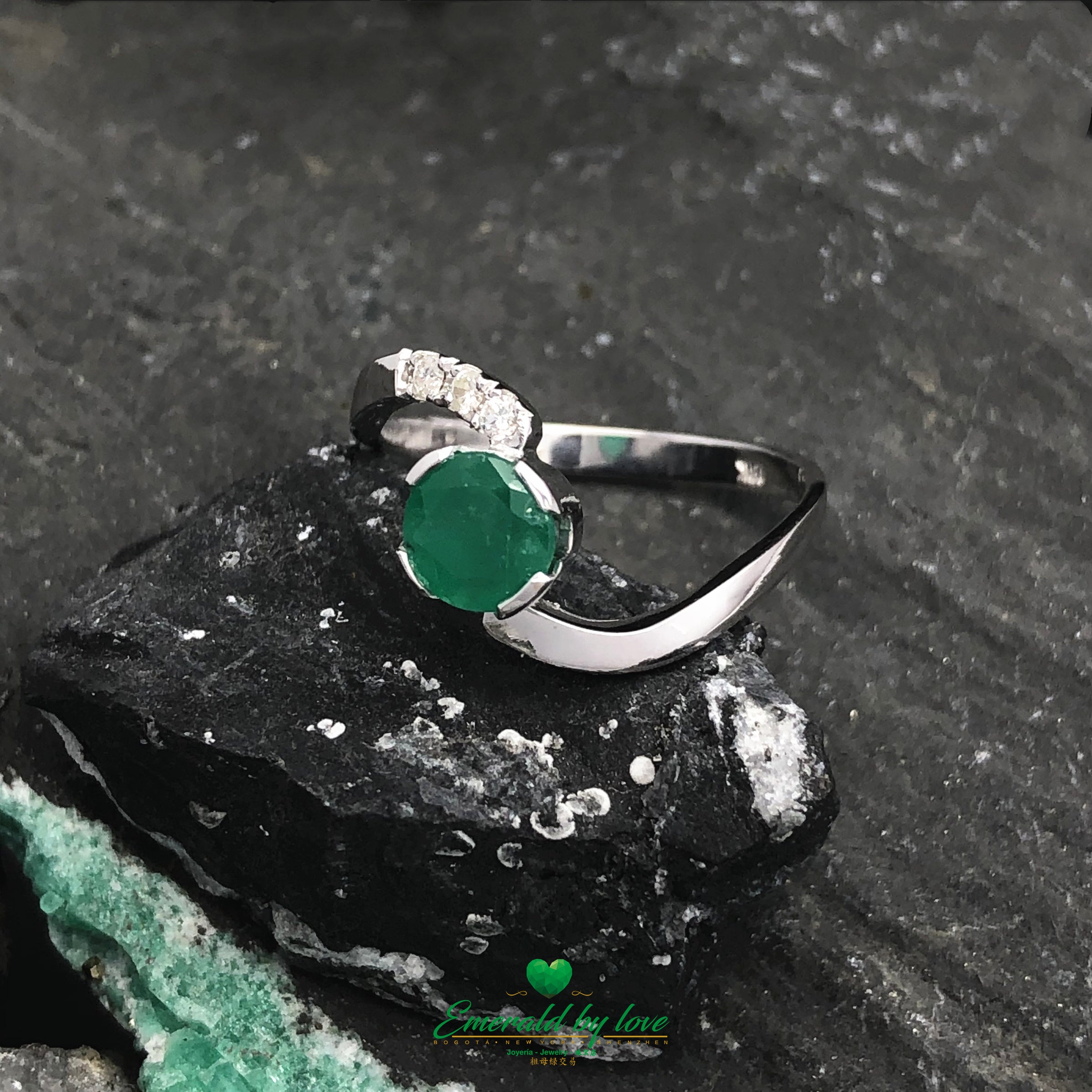 Colombian emerald surrounded by a fine halo in 18k gold — refined brilliance.