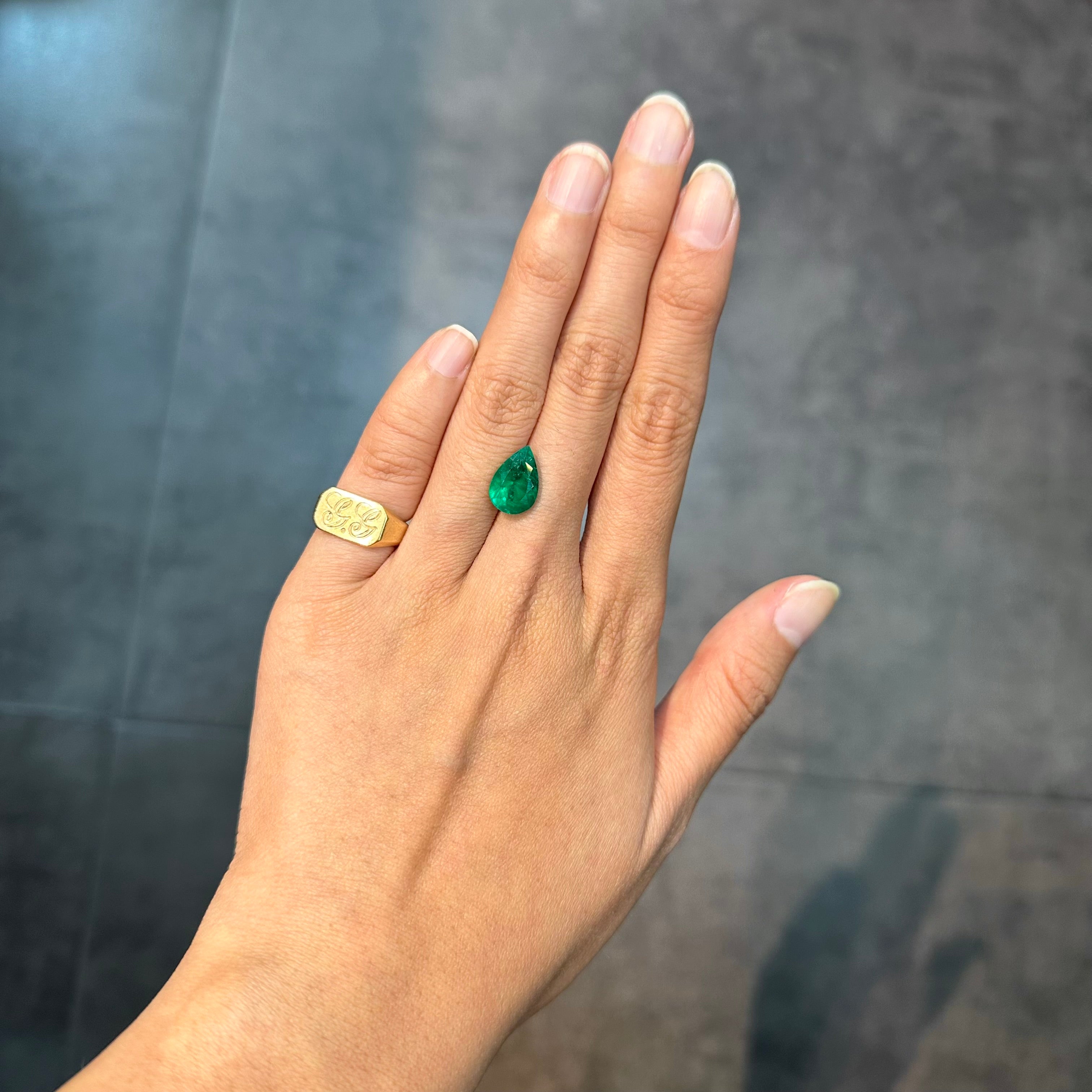 Splendeur scintillante : Émeraude colombienne en forme de poire de 2,98 carats