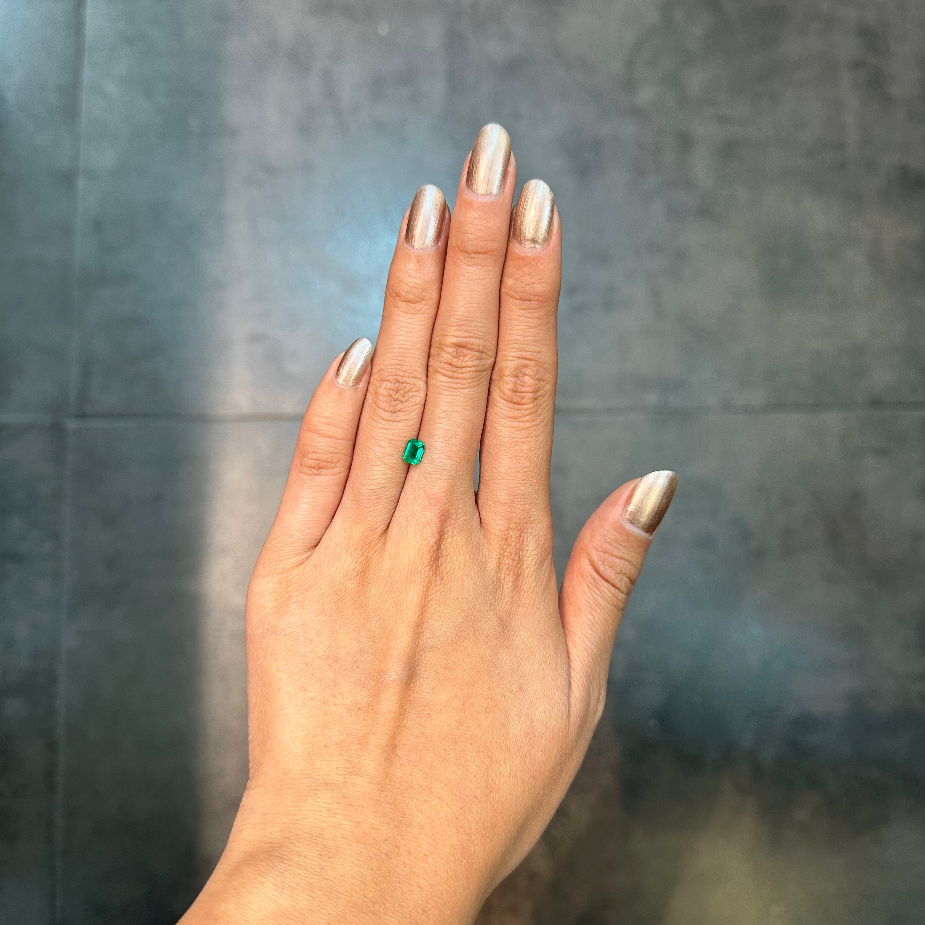 Anillo de oro amarillo para hombre con esmeralda de talla cuadrada de 2,01 ct