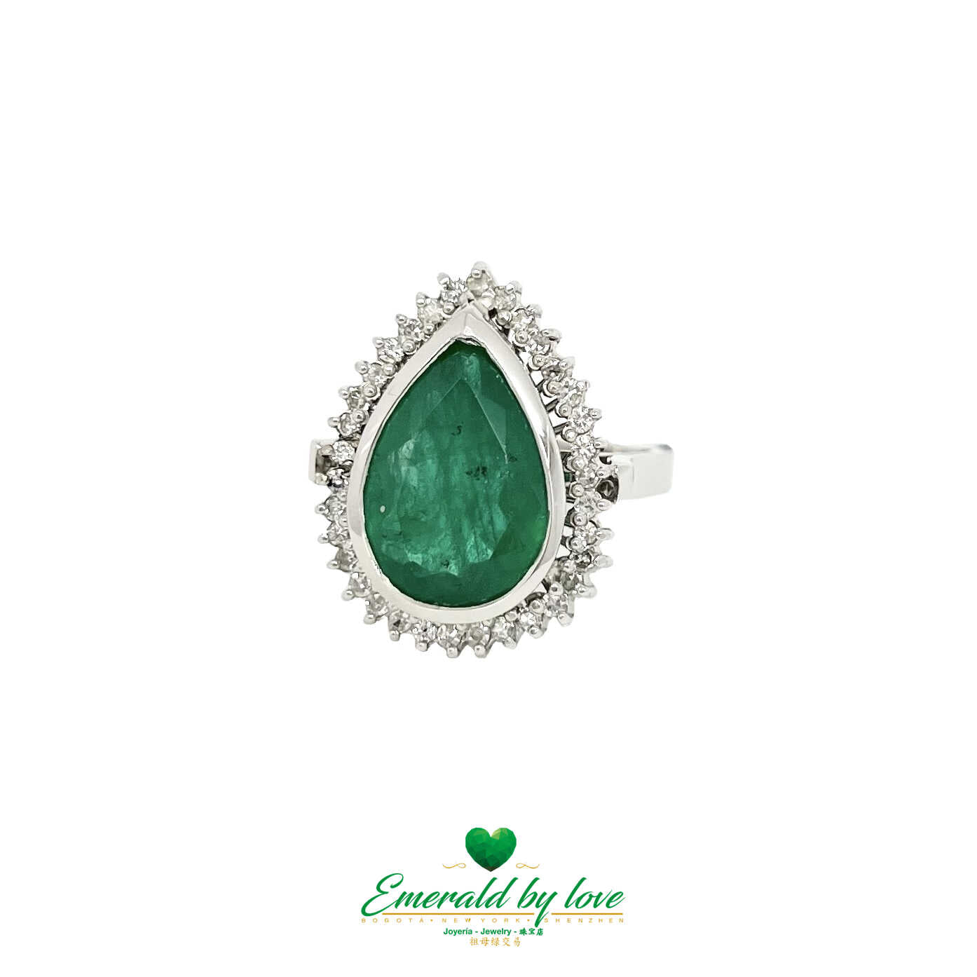 A fashion-forward accent ring with a Colombian emerald glow.