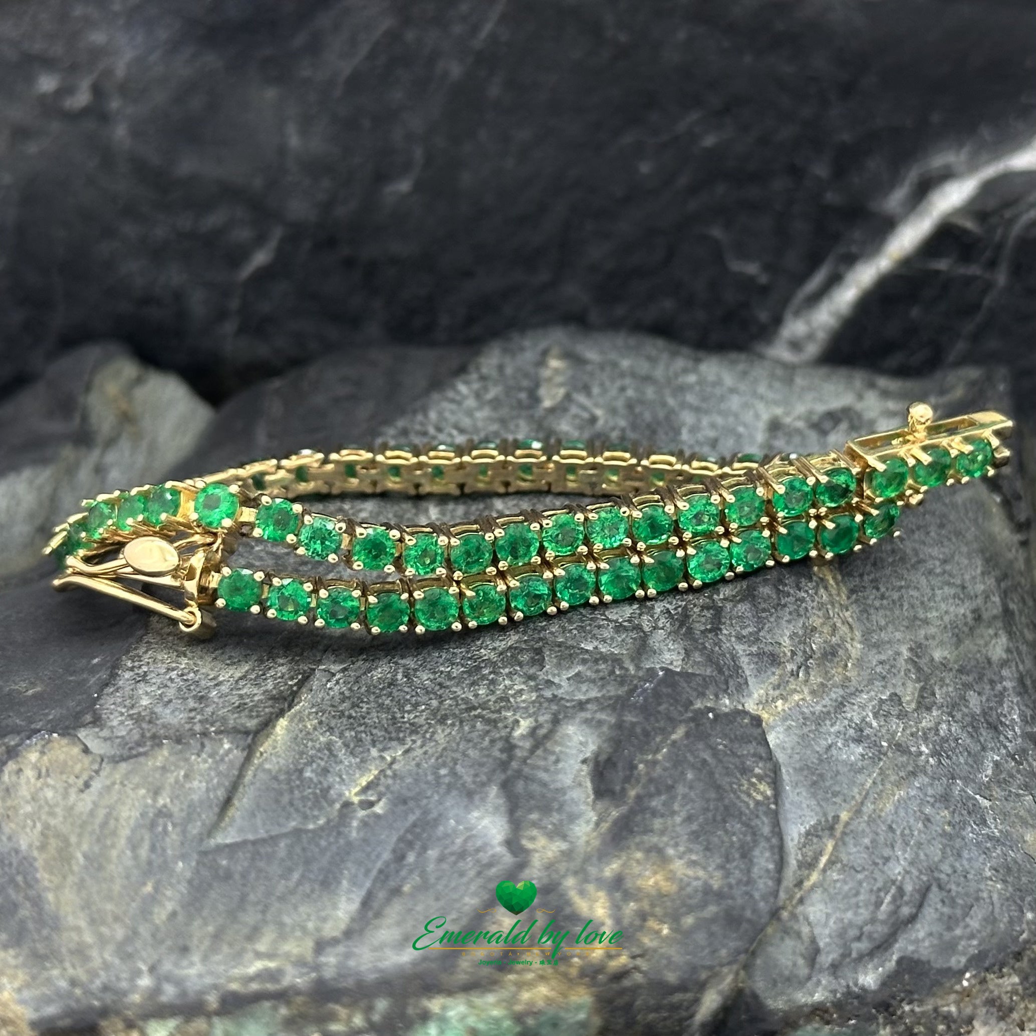 Delicate emerald and yellow gold bracelet, minimalist tennis design