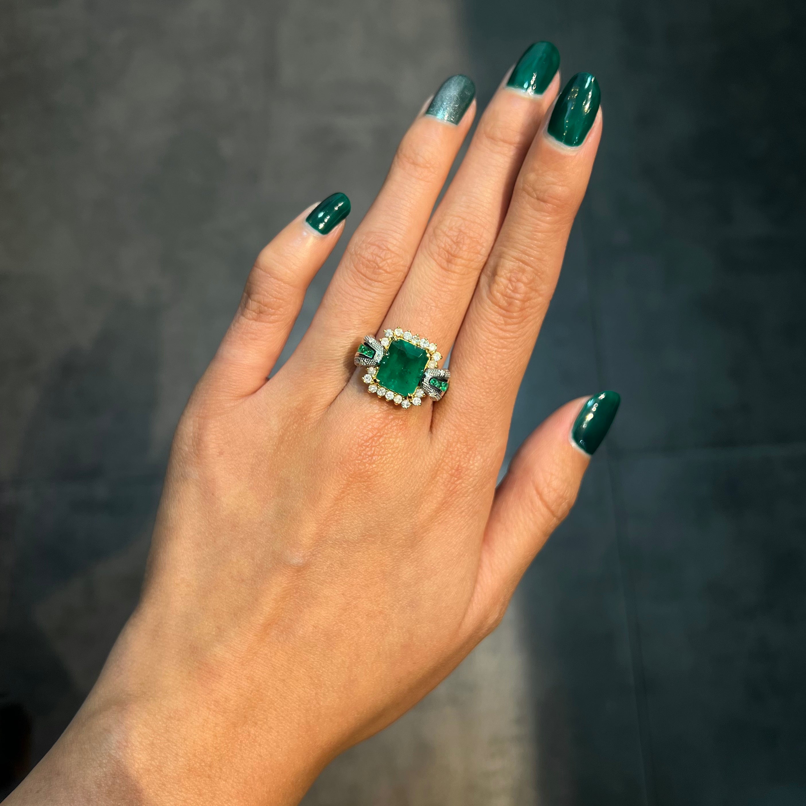 Anillo con esmeralda colombiana en forma cuadrada en bonito oro de 18k