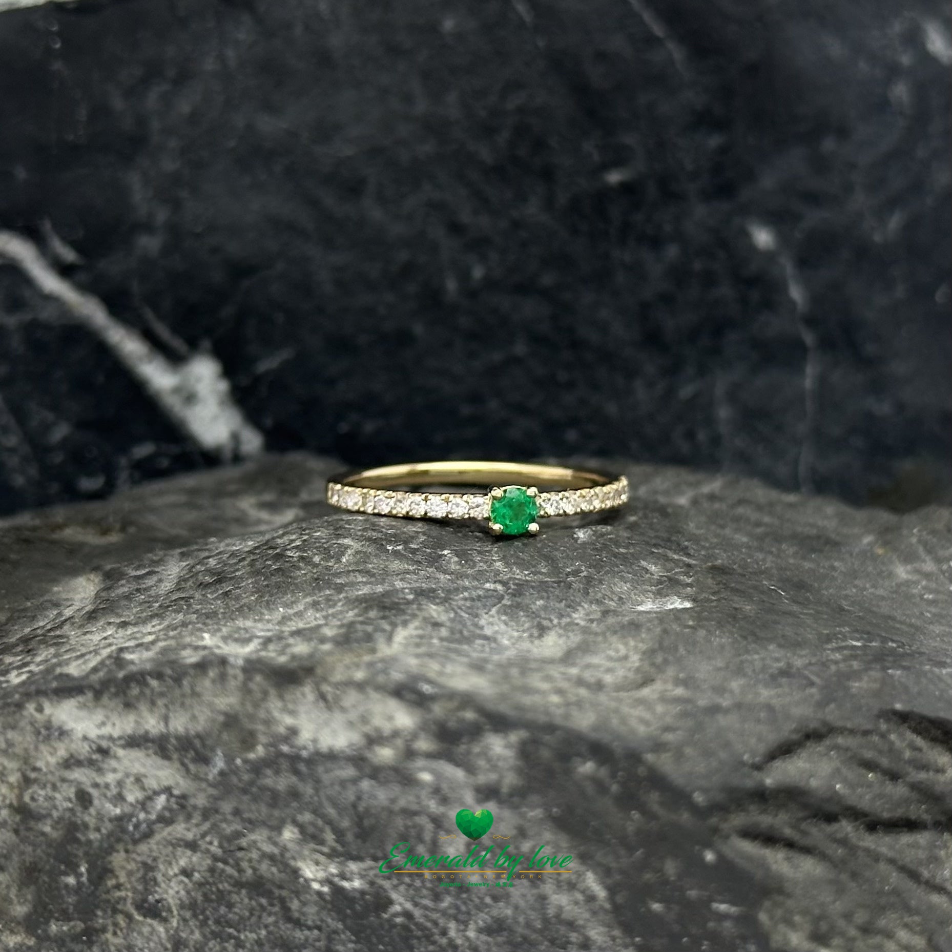 Pure sophistication: natural emerald centerpiece framed by brilliant diamonds.