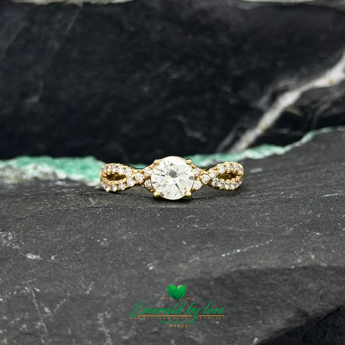 Open 18K Gold Ring Featuring a Central Diamond