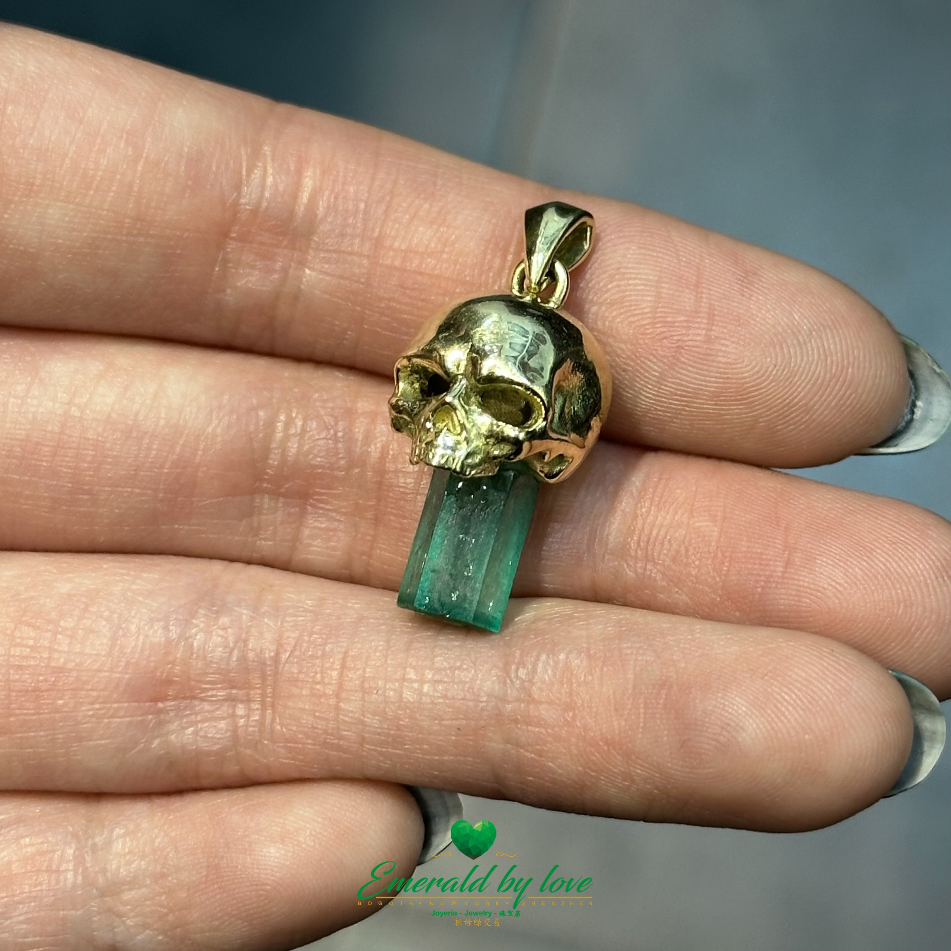 Skull Pendant in 18K Yellow Gold with 4.21ct Canutillo Colombian Emerald