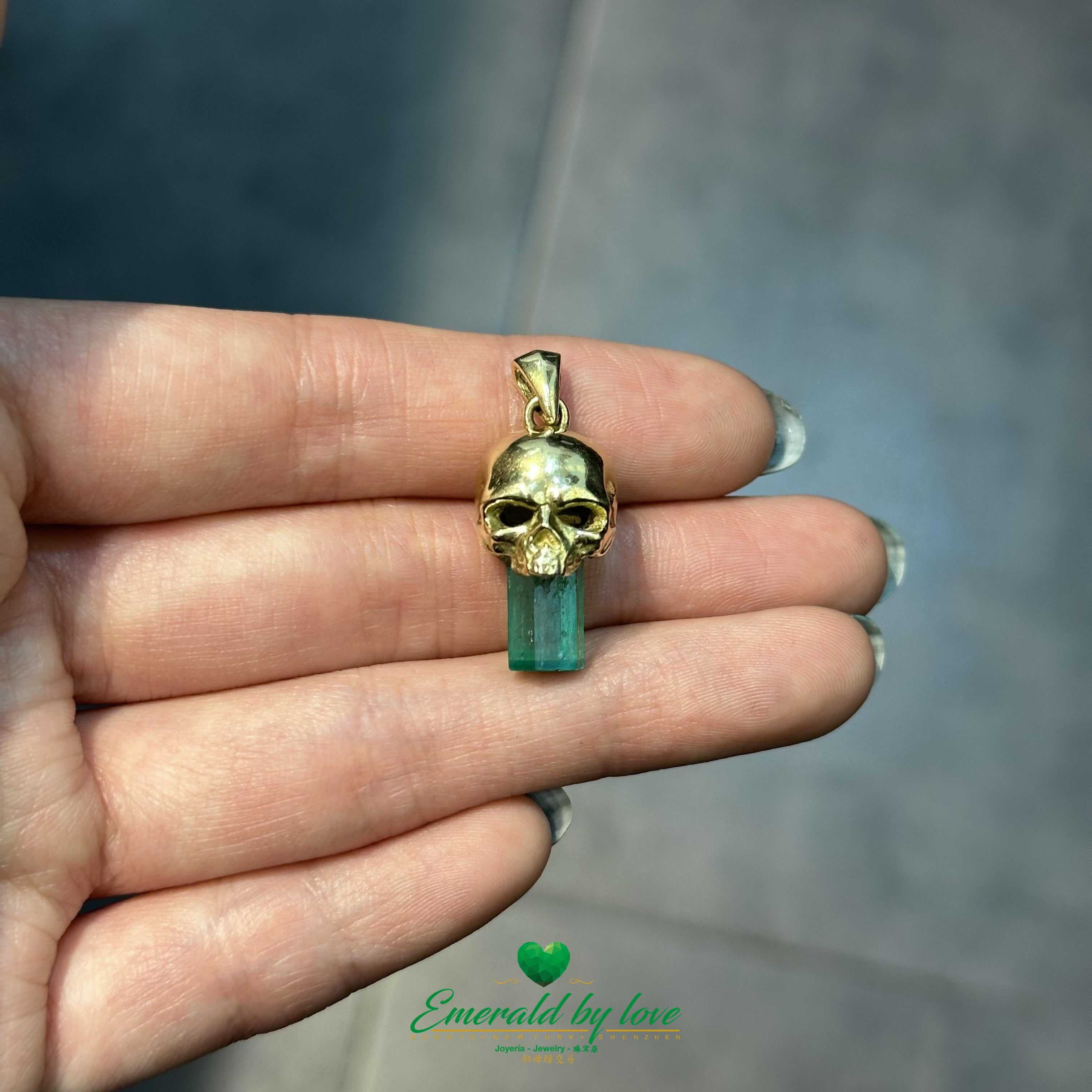 Skull Pendant in 18K Yellow Gold with 4.21ct Canutillo Colombian Emerald