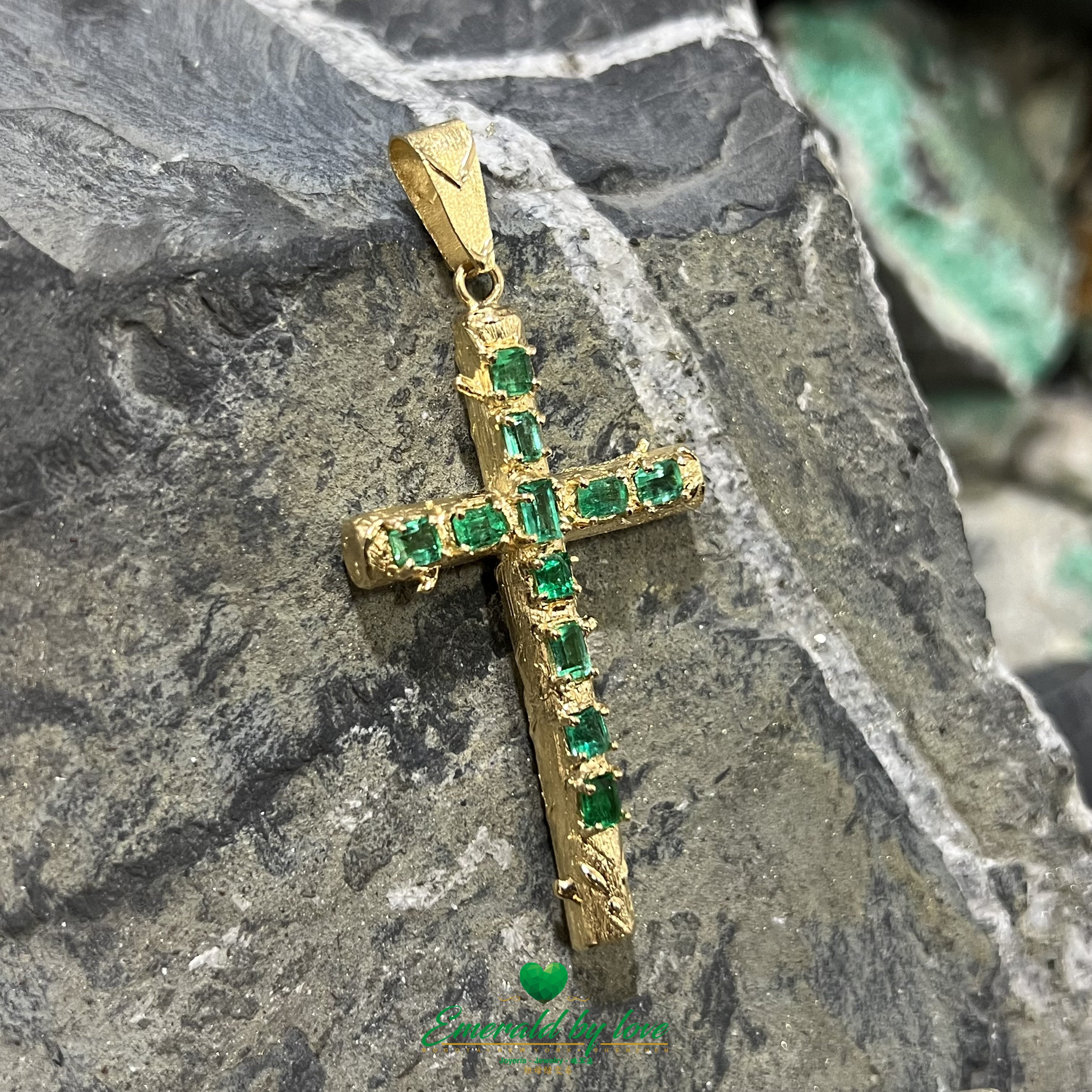 Superbe pendentif croix en or jaune avec émeraudes colombiennes authentiques