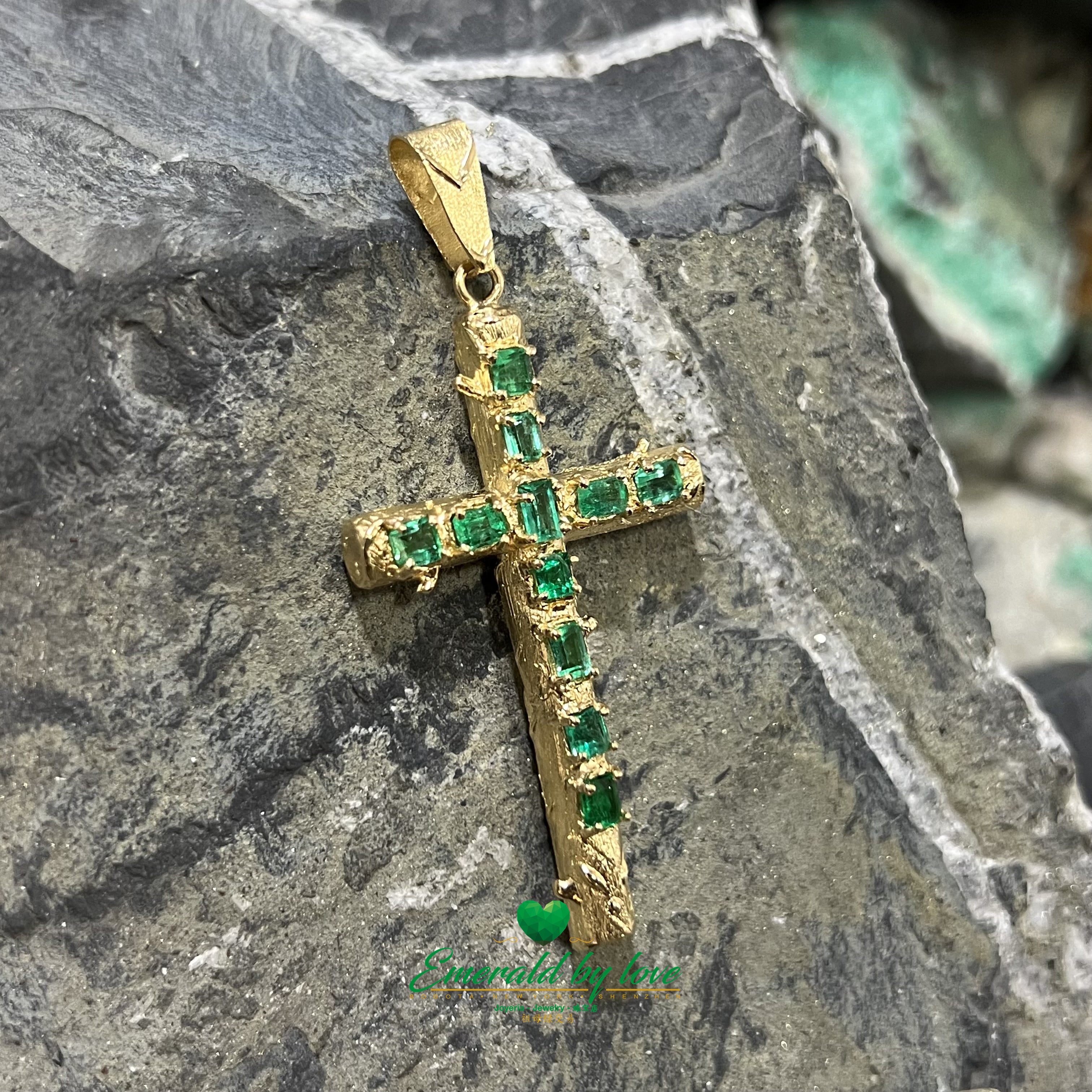 Superbe pendentif croix en or jaune avec émeraudes colombiennes authentiques