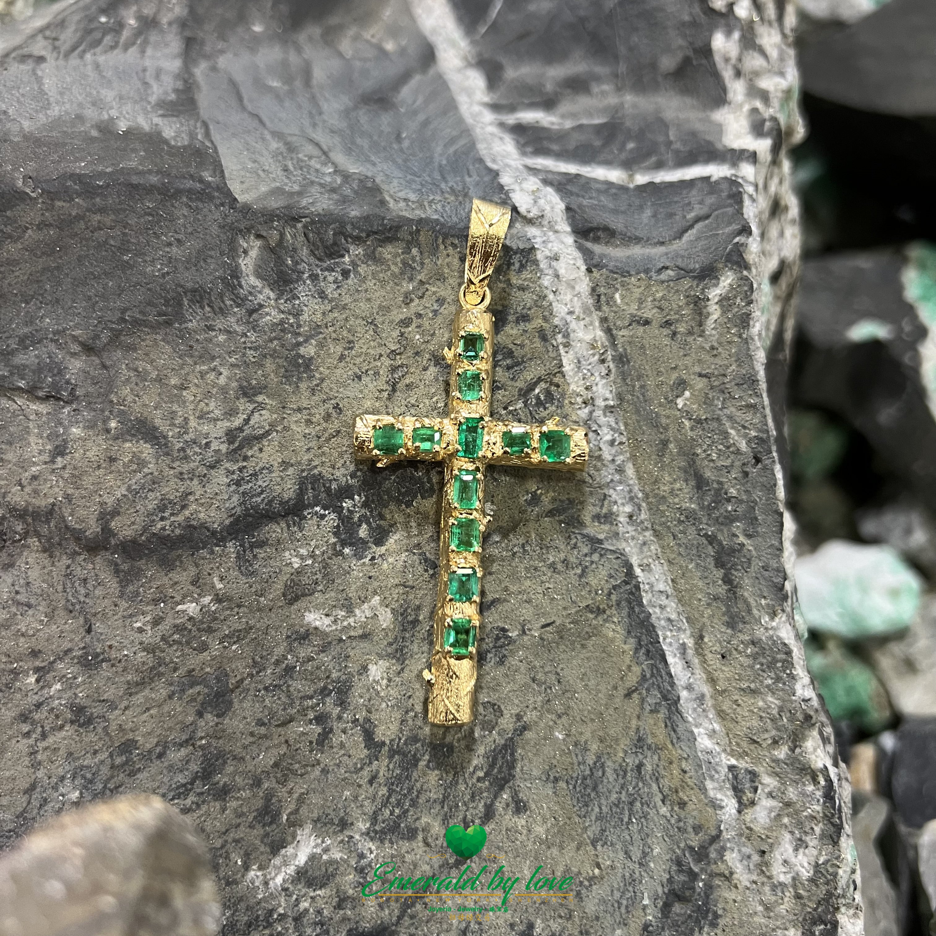 L'élégance redéfinie : pendentif croix en or jaune avec d'authentiques émeraudes colombiennes