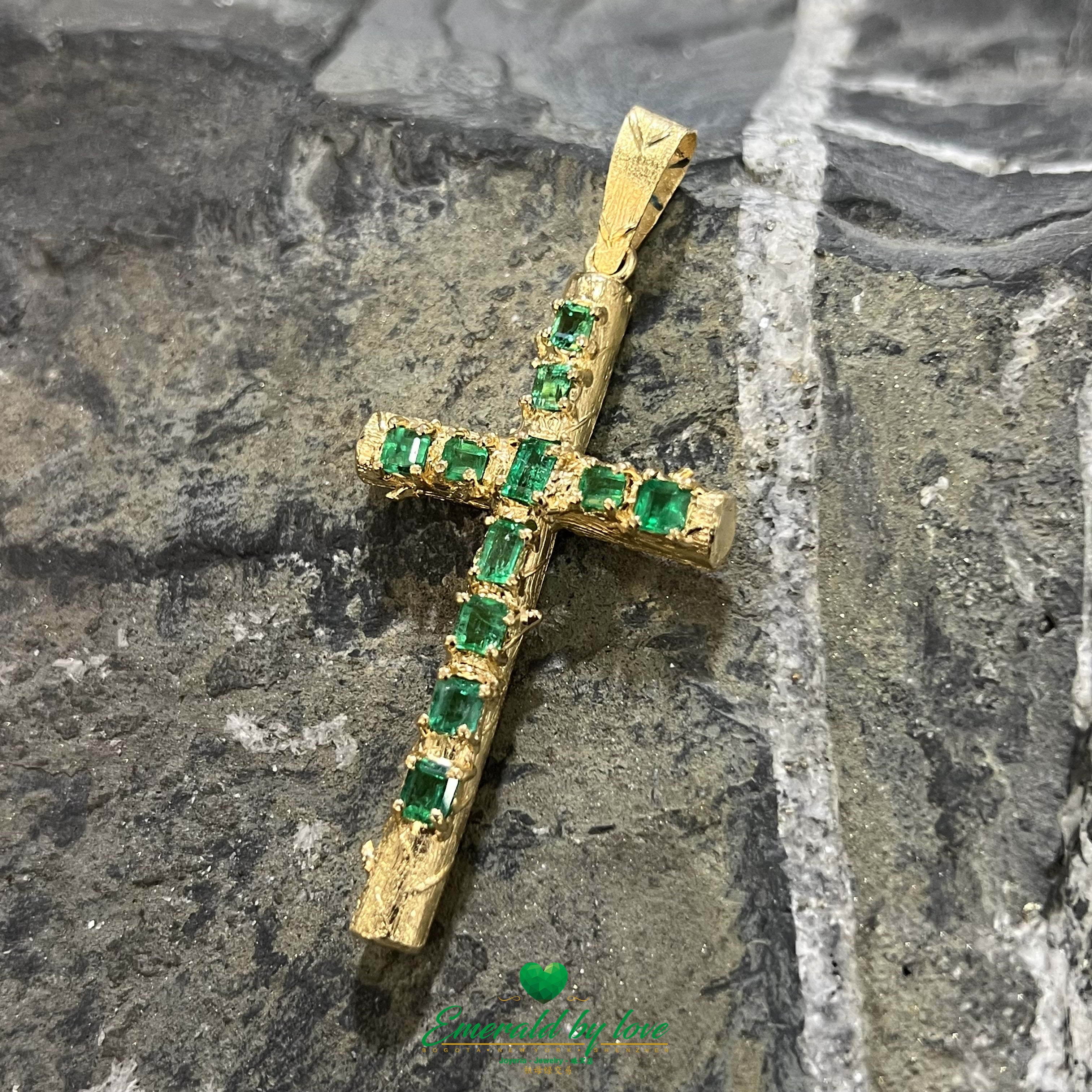 L'élégance redéfinie : pendentif croix en or jaune avec d'authentiques émeraudes colombiennes