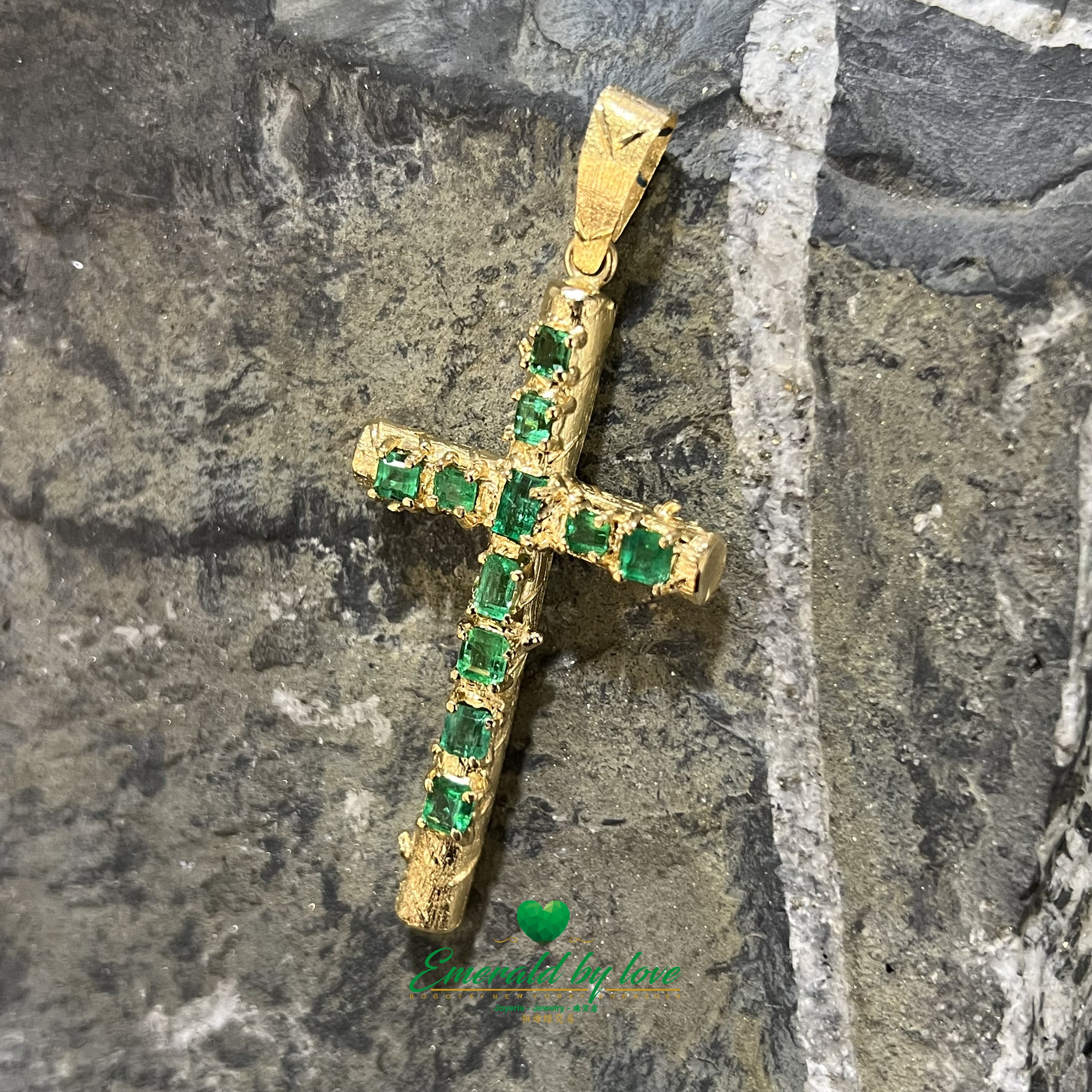 L'élégance redéfinie : pendentif croix en or jaune avec d'authentiques émeraudes colombiennes