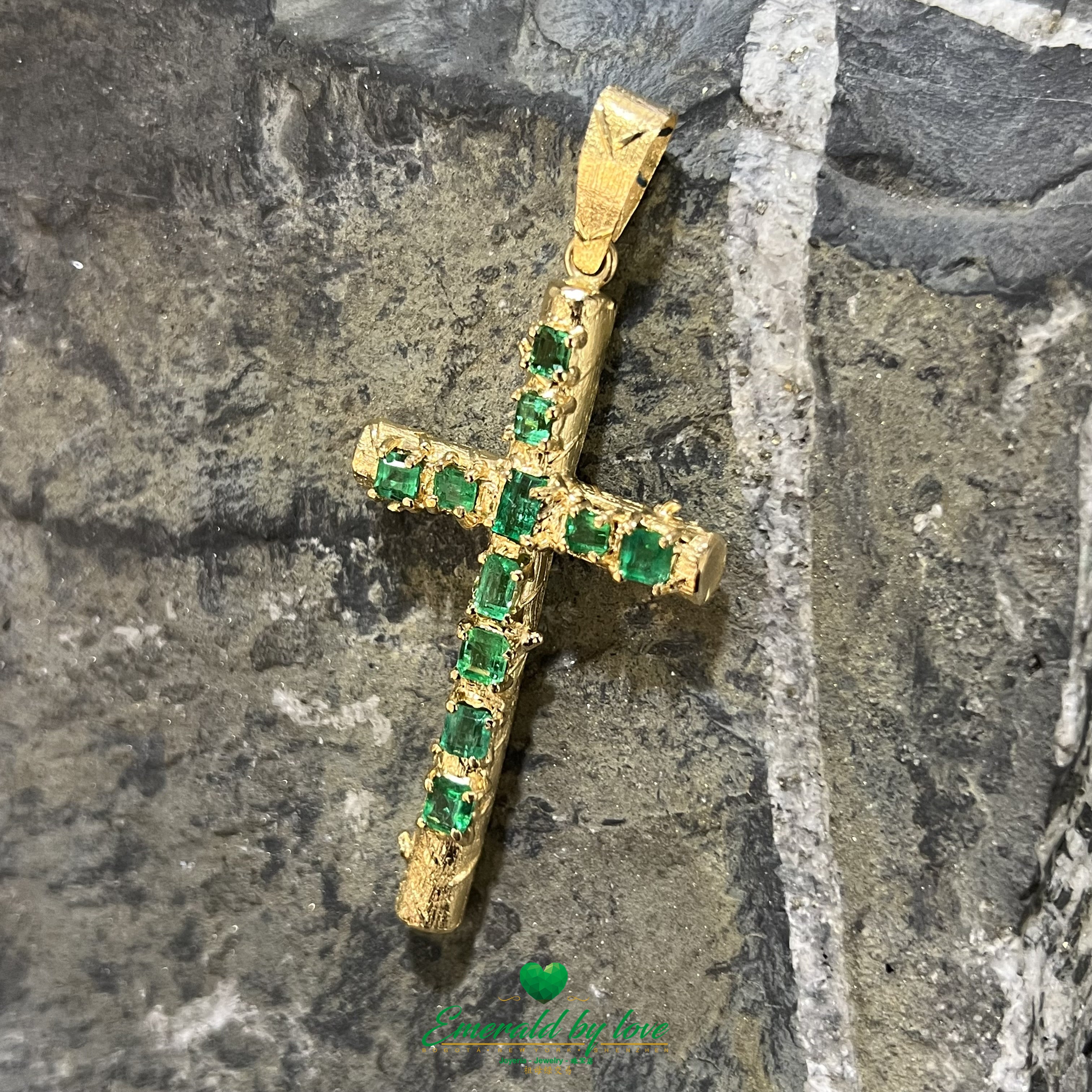 L'élégance redéfinie : pendentif croix en or jaune avec d'authentiques émeraudes colombiennes