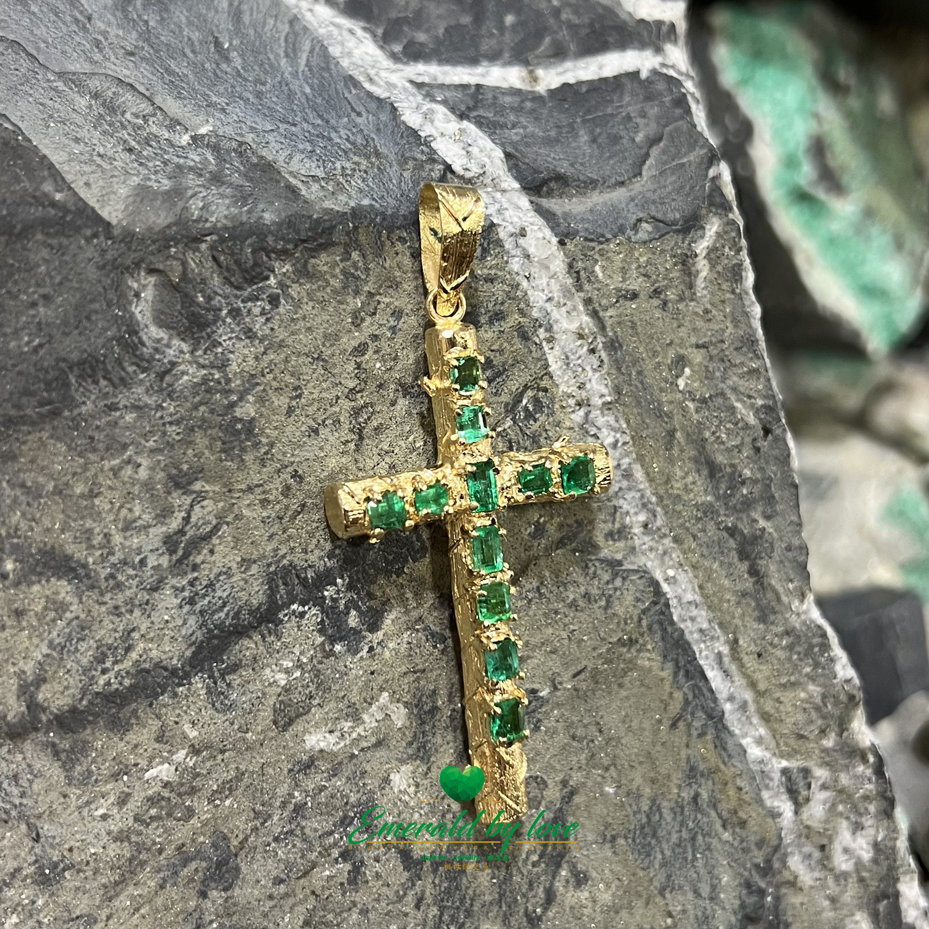 L'élégance redéfinie : pendentif croix en or jaune avec d'authentiques émeraudes colombiennes
