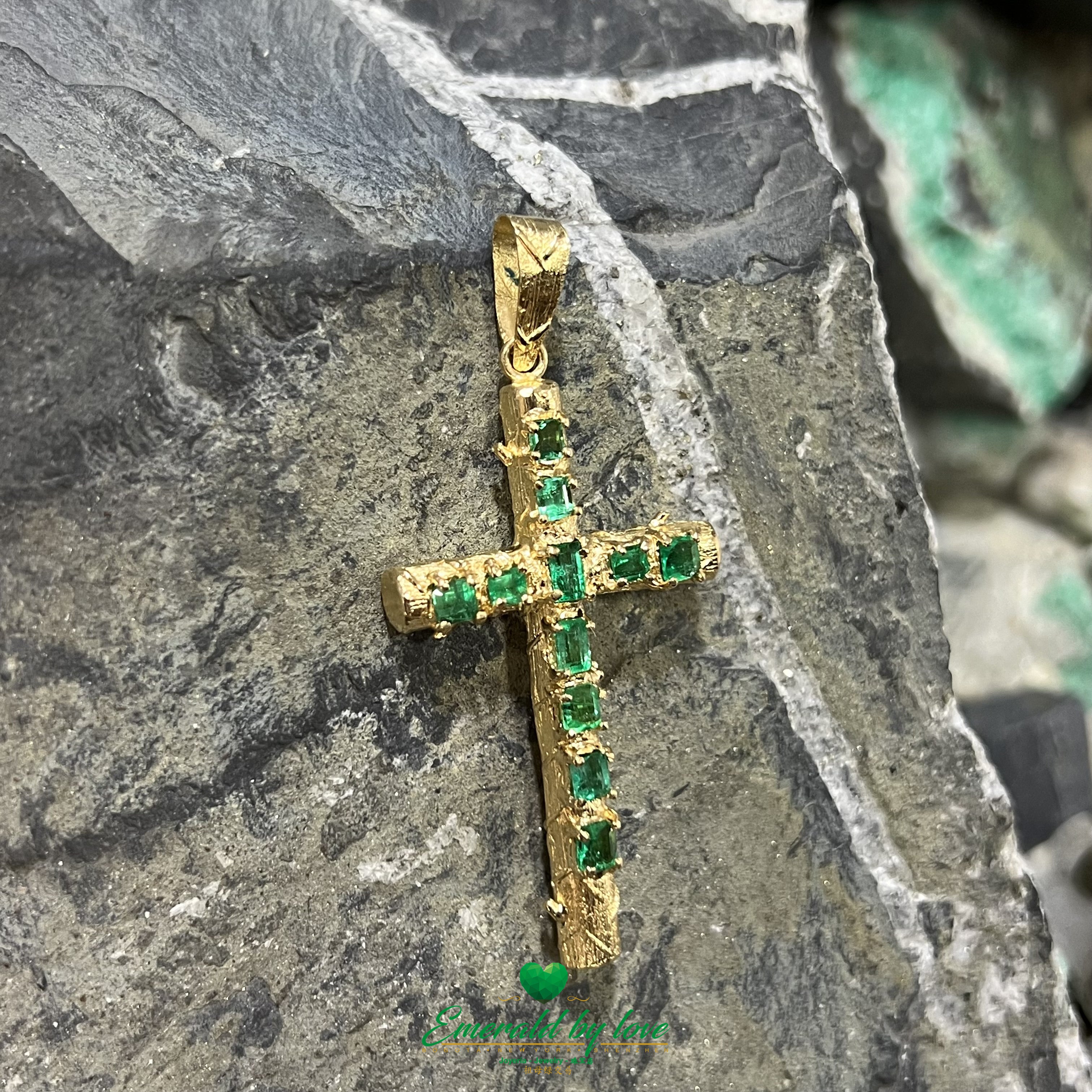 L'élégance redéfinie : pendentif croix en or jaune avec d'authentiques émeraudes colombiennes