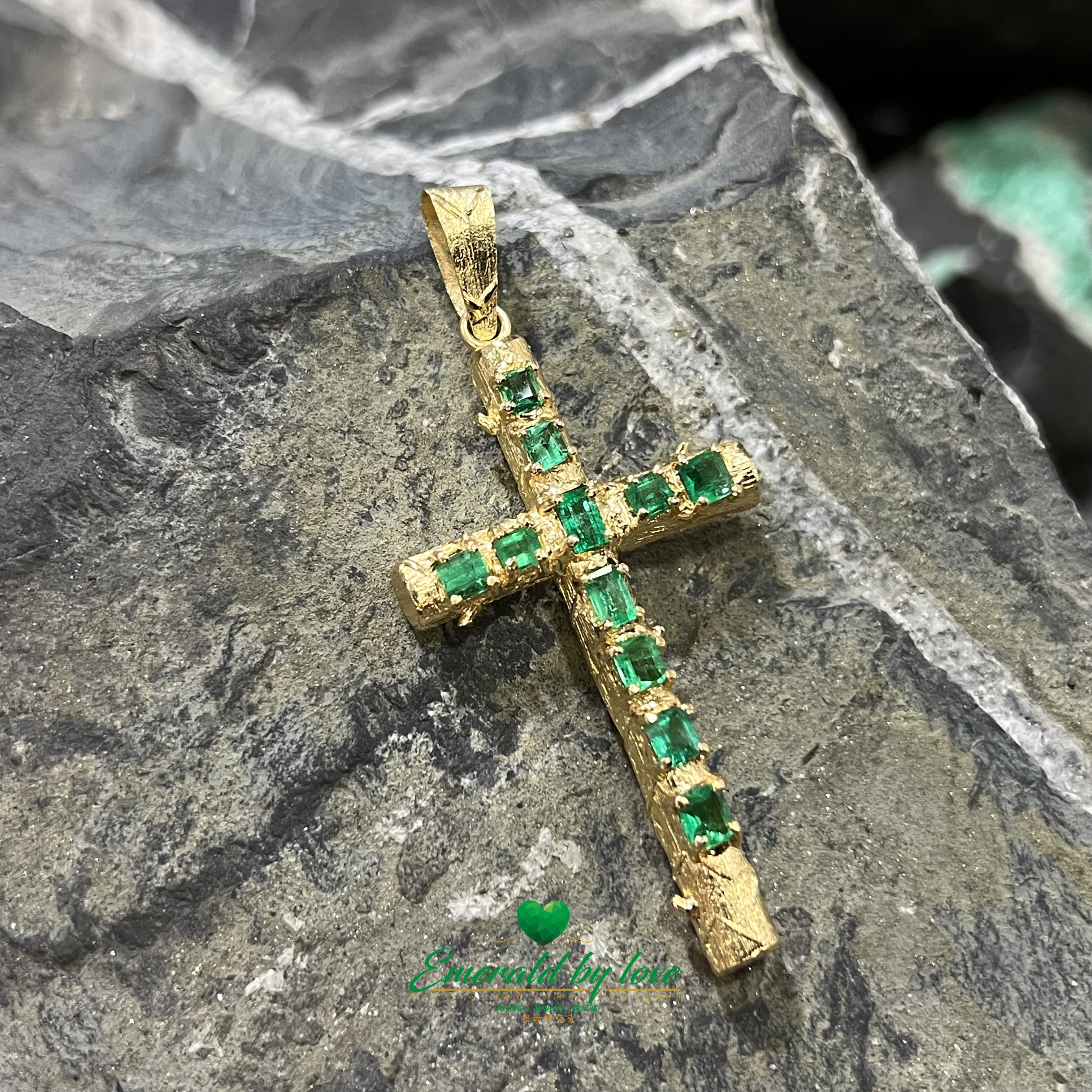 L'élégance redéfinie : pendentif croix en or jaune avec d'authentiques émeraudes colombiennes