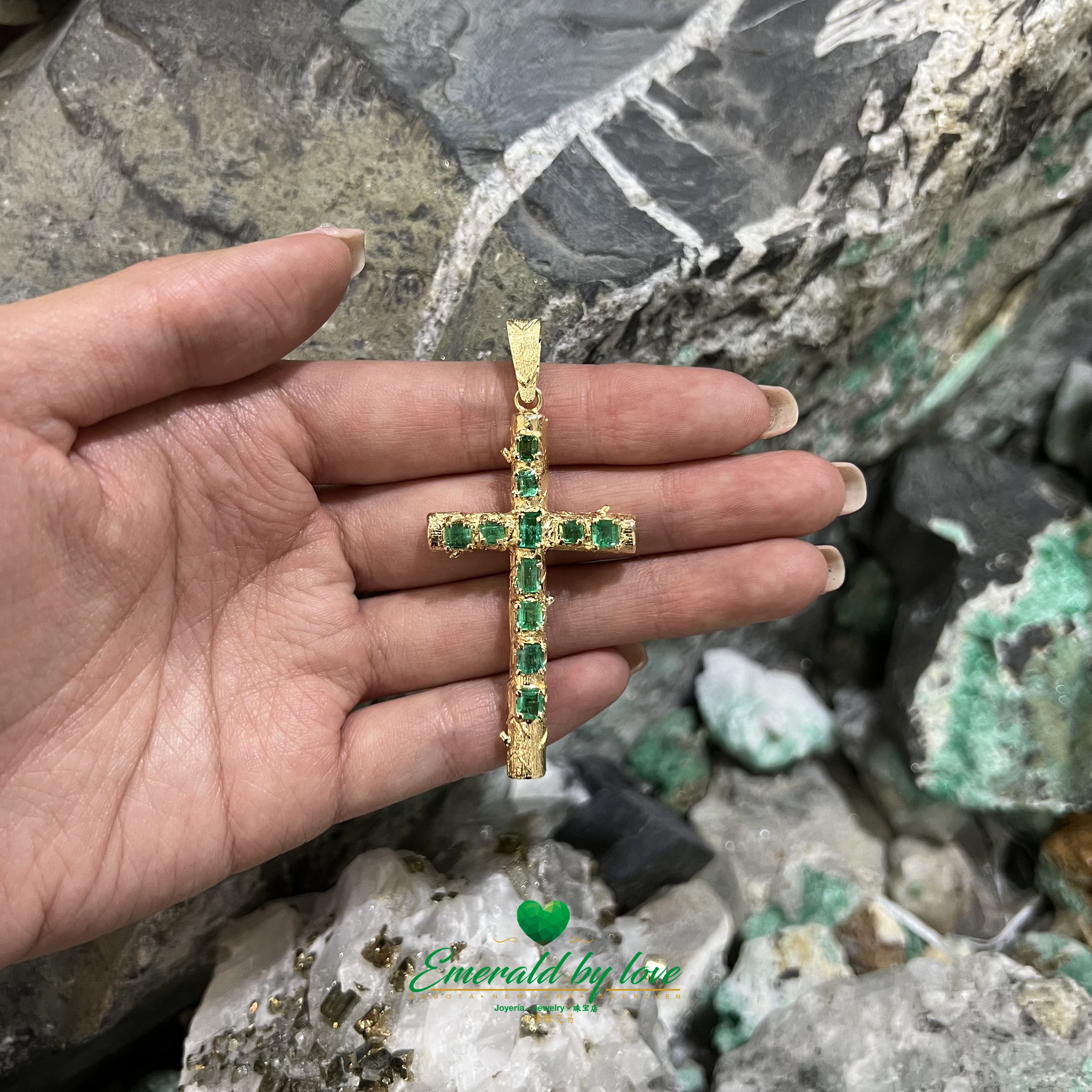 L'élégance redéfinie : pendentif croix en or jaune avec d'authentiques émeraudes colombiennes