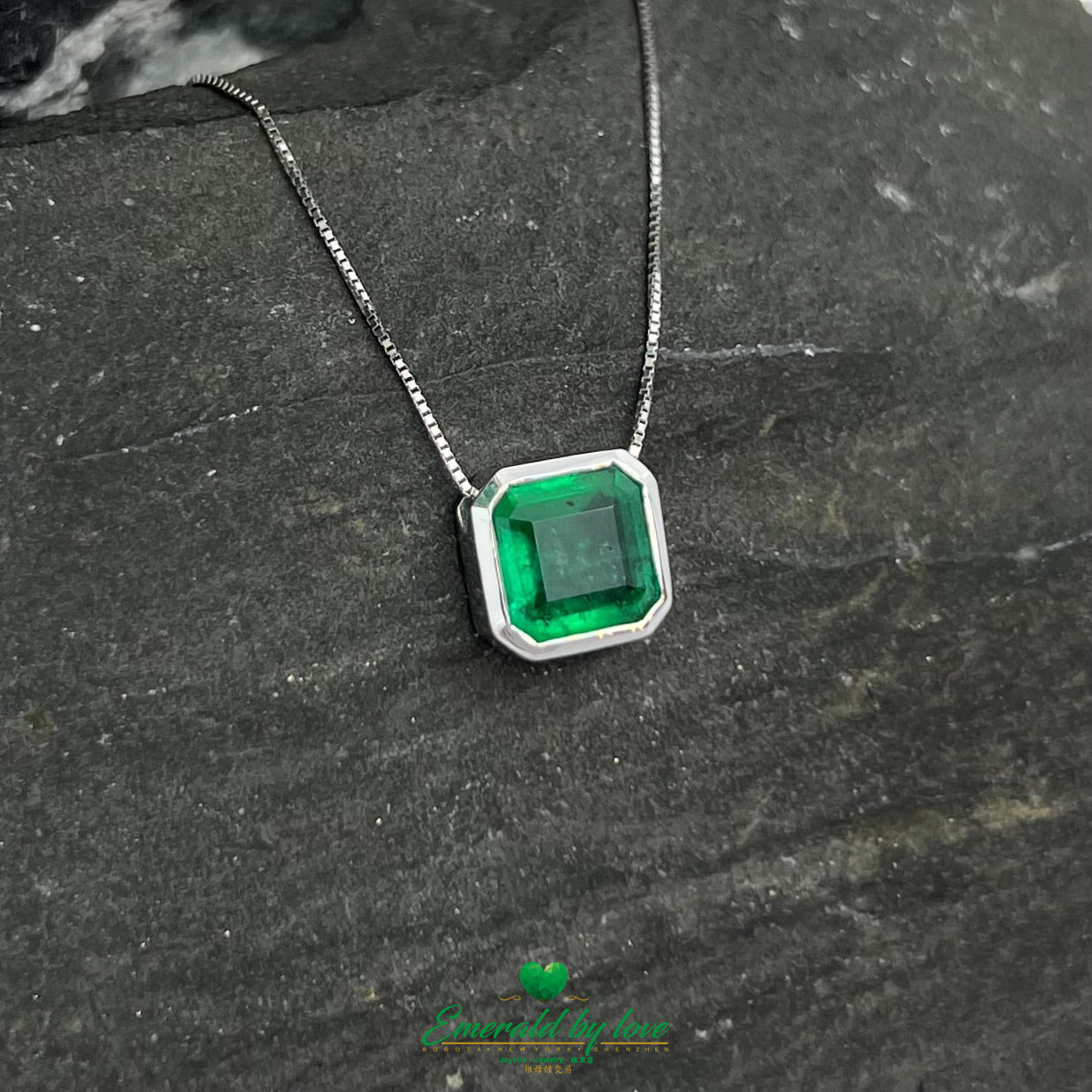 Elegant 18K White Gold Pendant with Colombian Emerald Natural Beauty
