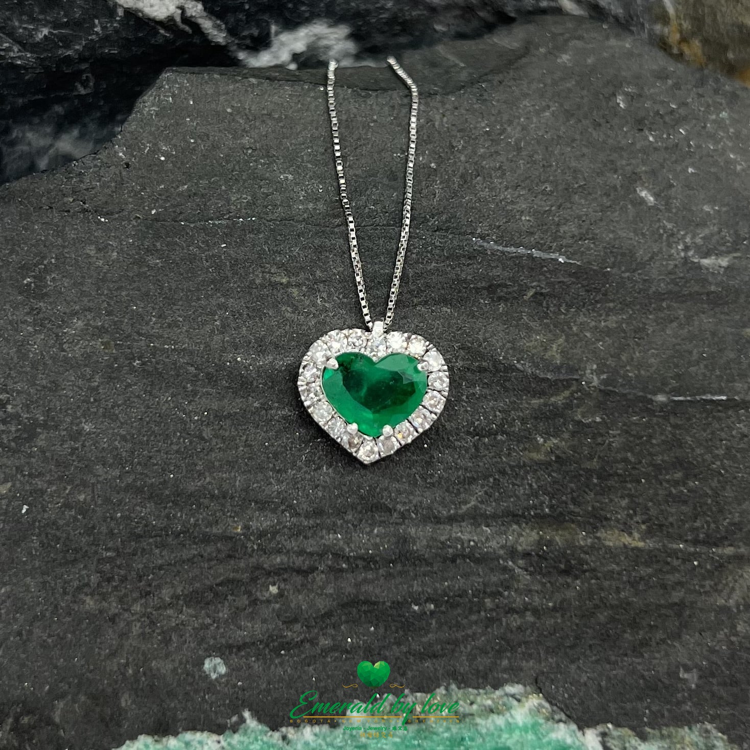 Pendentif émeraude en forme de cœur en or blanc 18 carats avec diamants