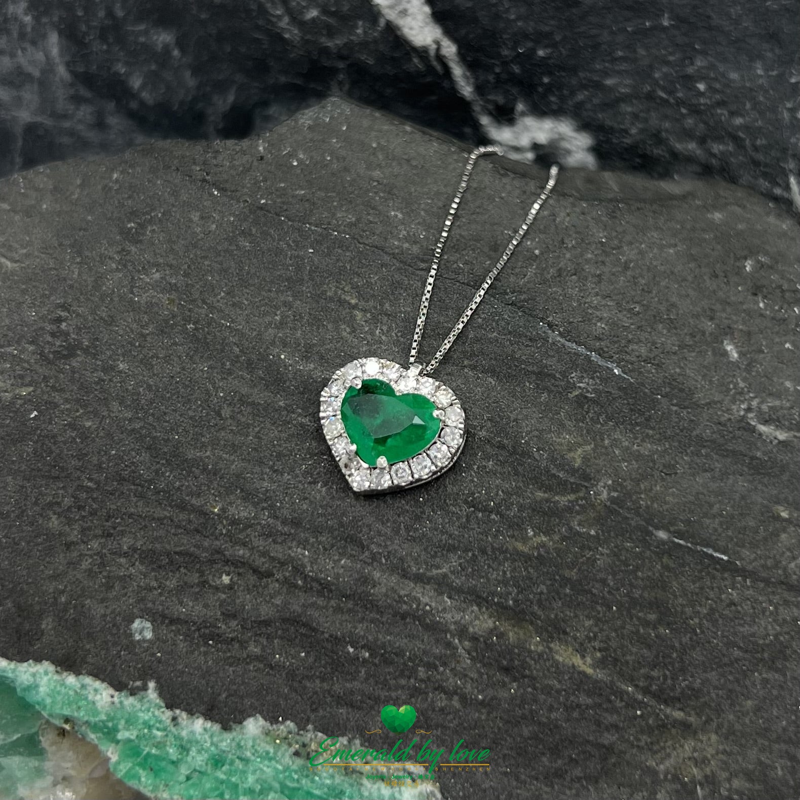 Pendentif émeraude en forme de cœur en or blanc 18 carats avec diamants