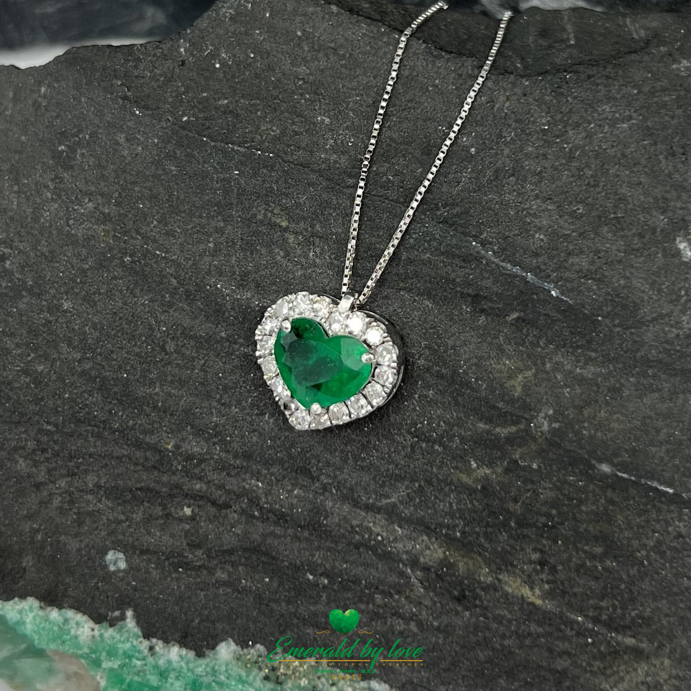 Pendentif émeraude en forme de cœur en or blanc 18 carats avec diamants