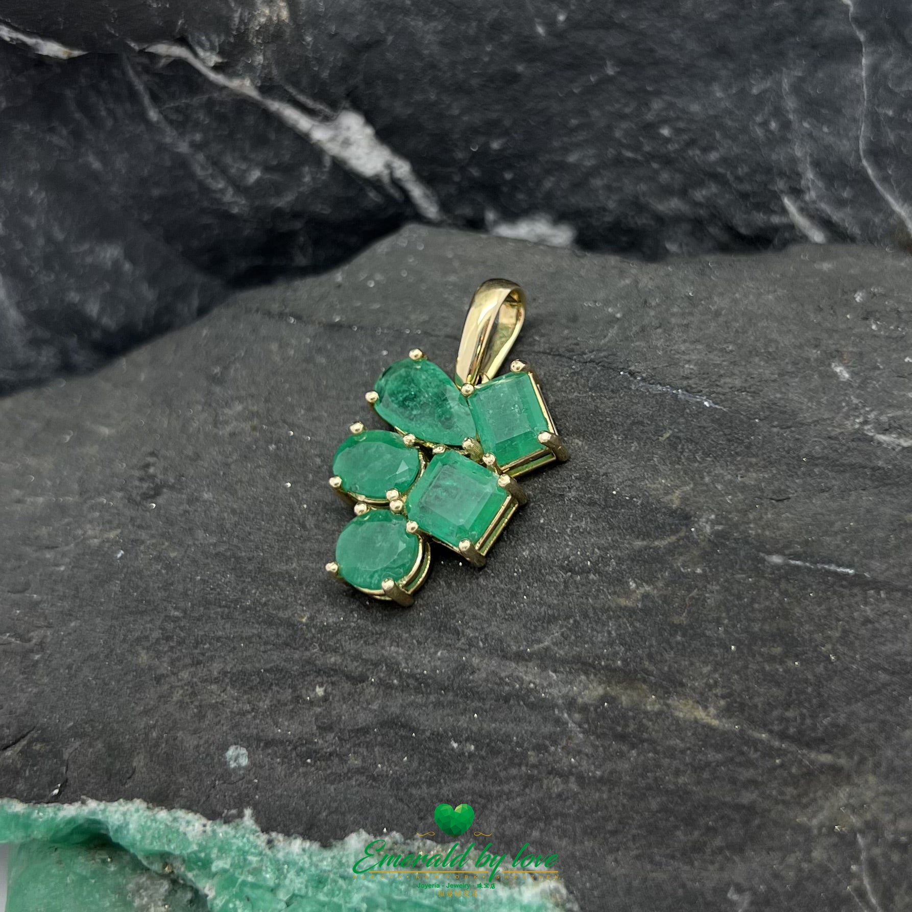 Pendentif en or jaune 18 carats avec émeraudes multiformes de 4,5 ct