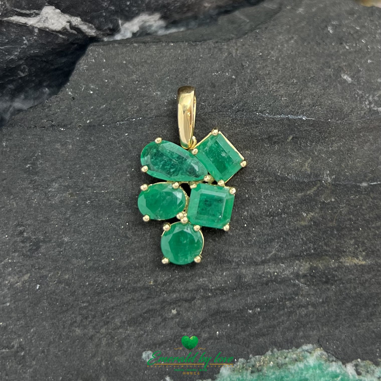Pendentif en or jaune 18 carats avec émeraudes multiformes de 4,5 ct