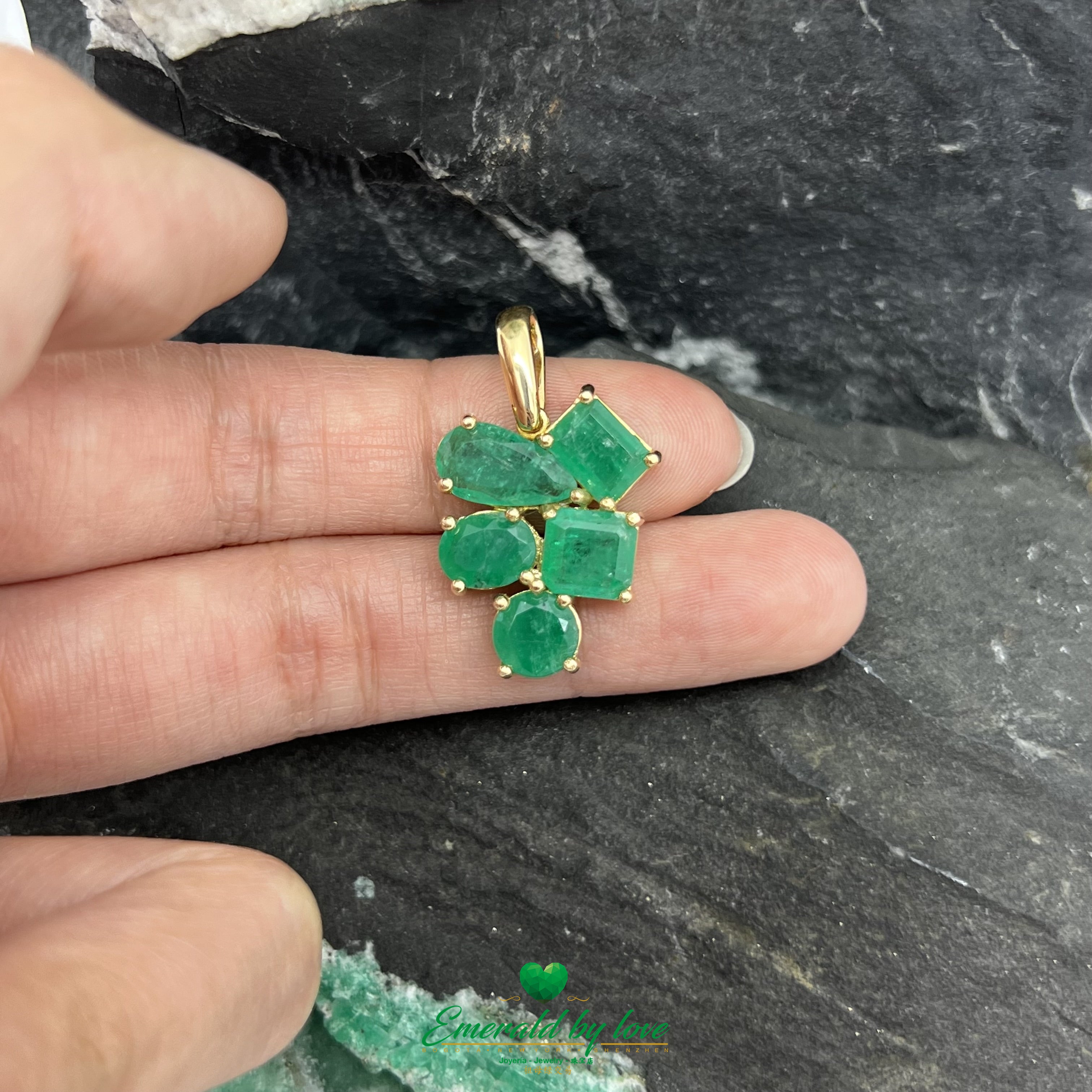 Pendentif en or jaune 18 carats avec émeraudes multiformes de 4,5 ct