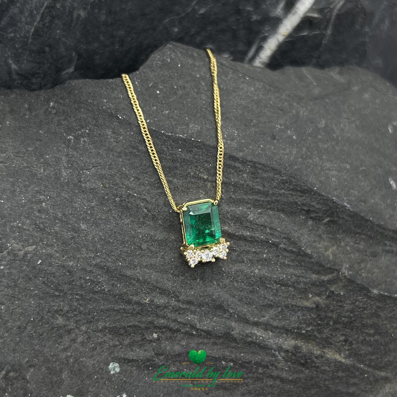 Pendentif couronne rayonnante avec émeraudes et diamants