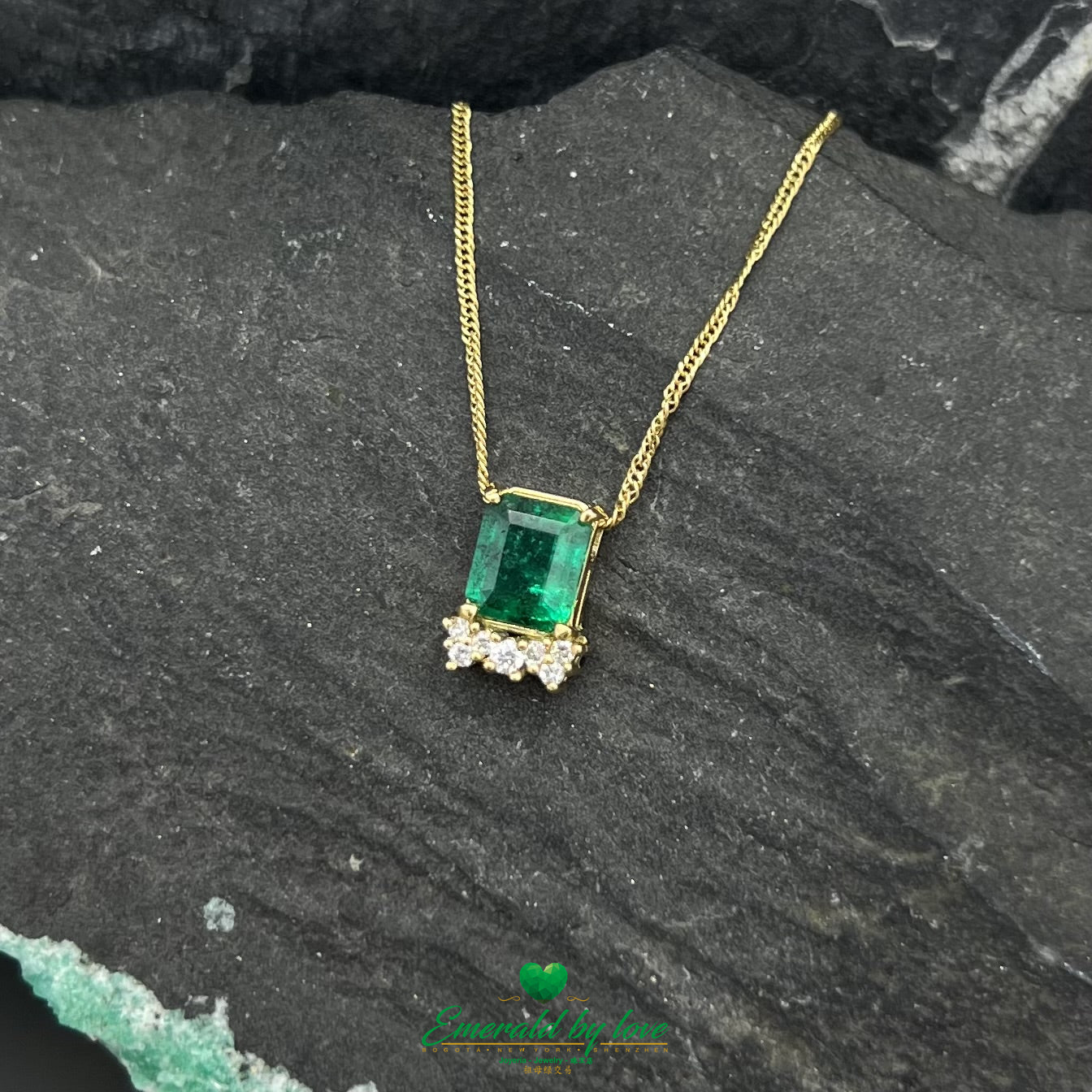 Pendentif couronne rayonnante avec émeraudes et diamants