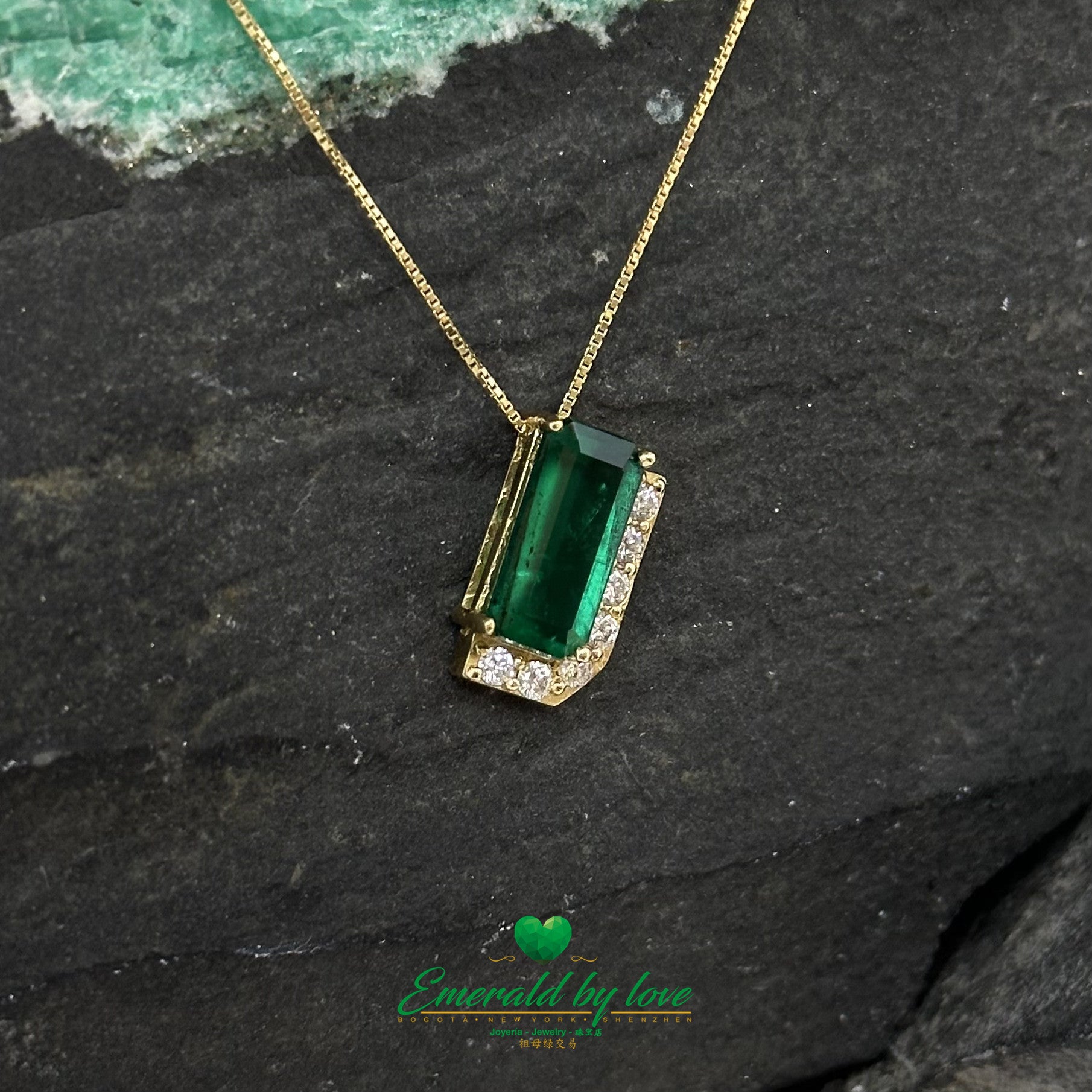 Pendentif luxueux en or jaune avec émeraude rectangulaire de 1,66 ct et accent de diamants
