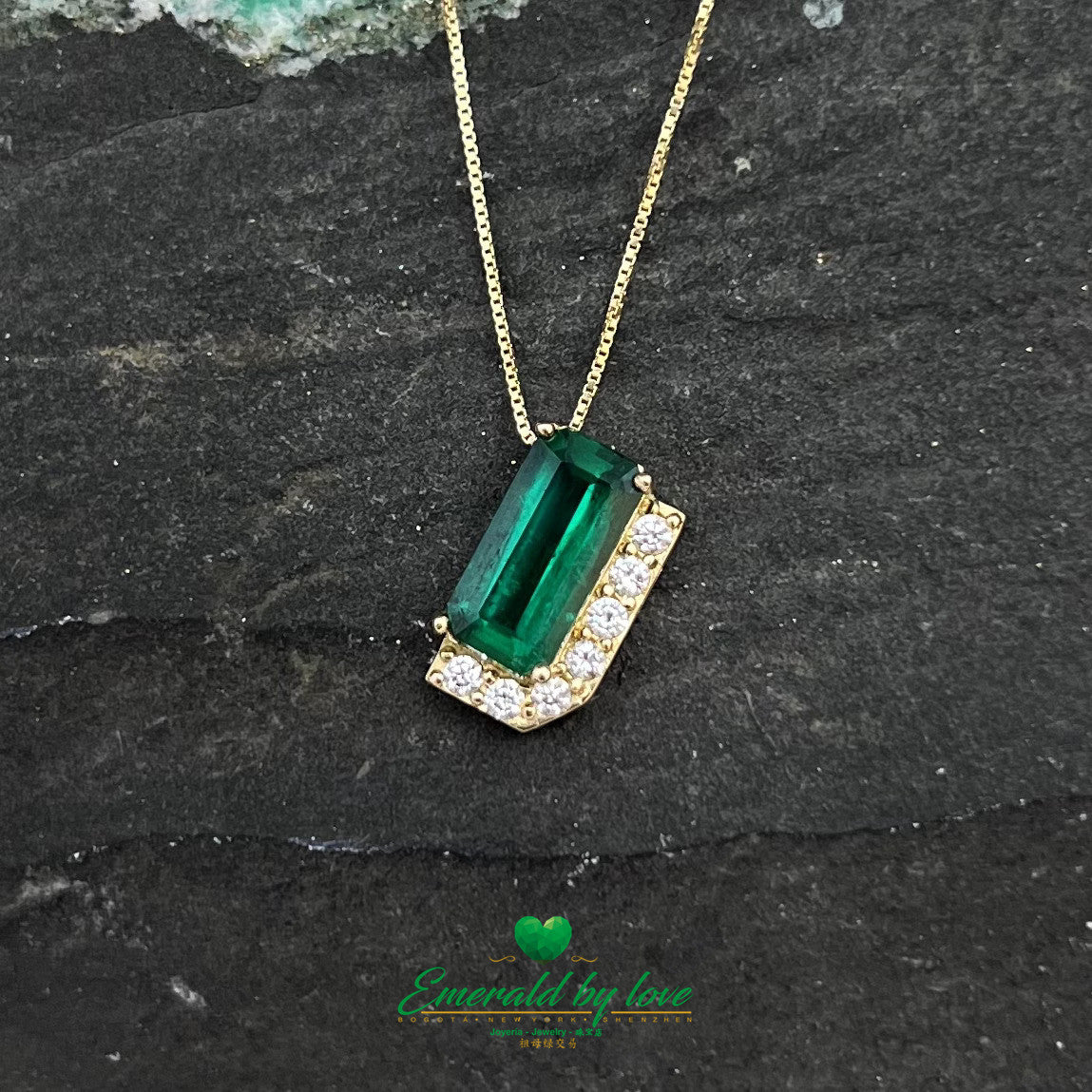 Pendentif luxueux en or jaune avec émeraude rectangulaire de 1,66 ct et accent de diamants