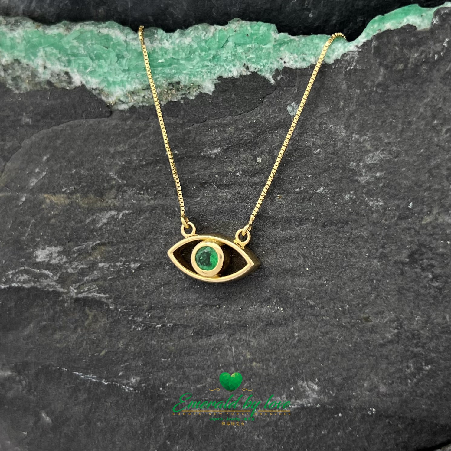 Golden Gaze : Pendentif Oeil en Or Jaune avec Centre Émeraude Rond