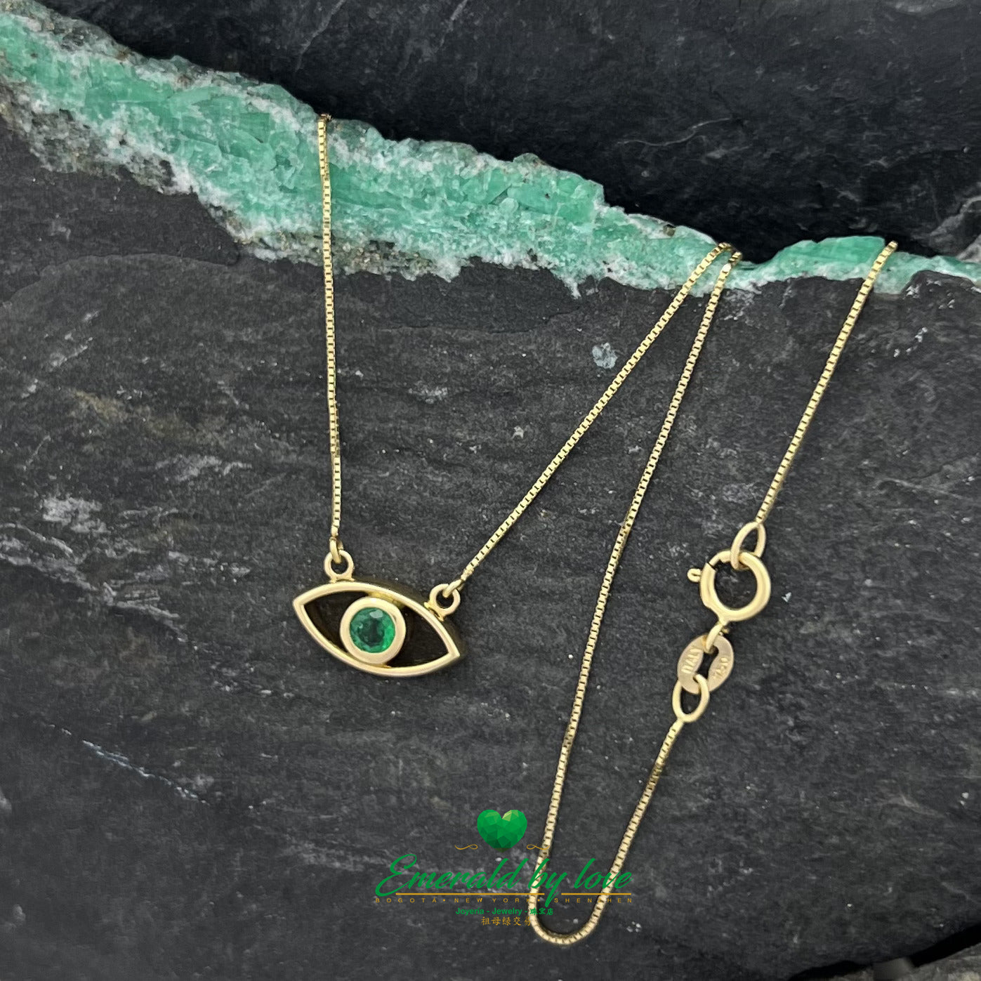 Golden Gaze : Pendentif Oeil en Or Jaune avec Centre Émeraude Rond