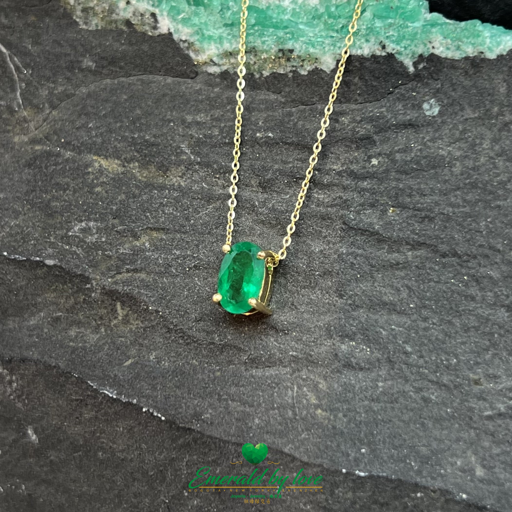 Charmant pendentif en or jaune avec émeraude ovale de 0,71 ct dans un boîtier serti à griffes