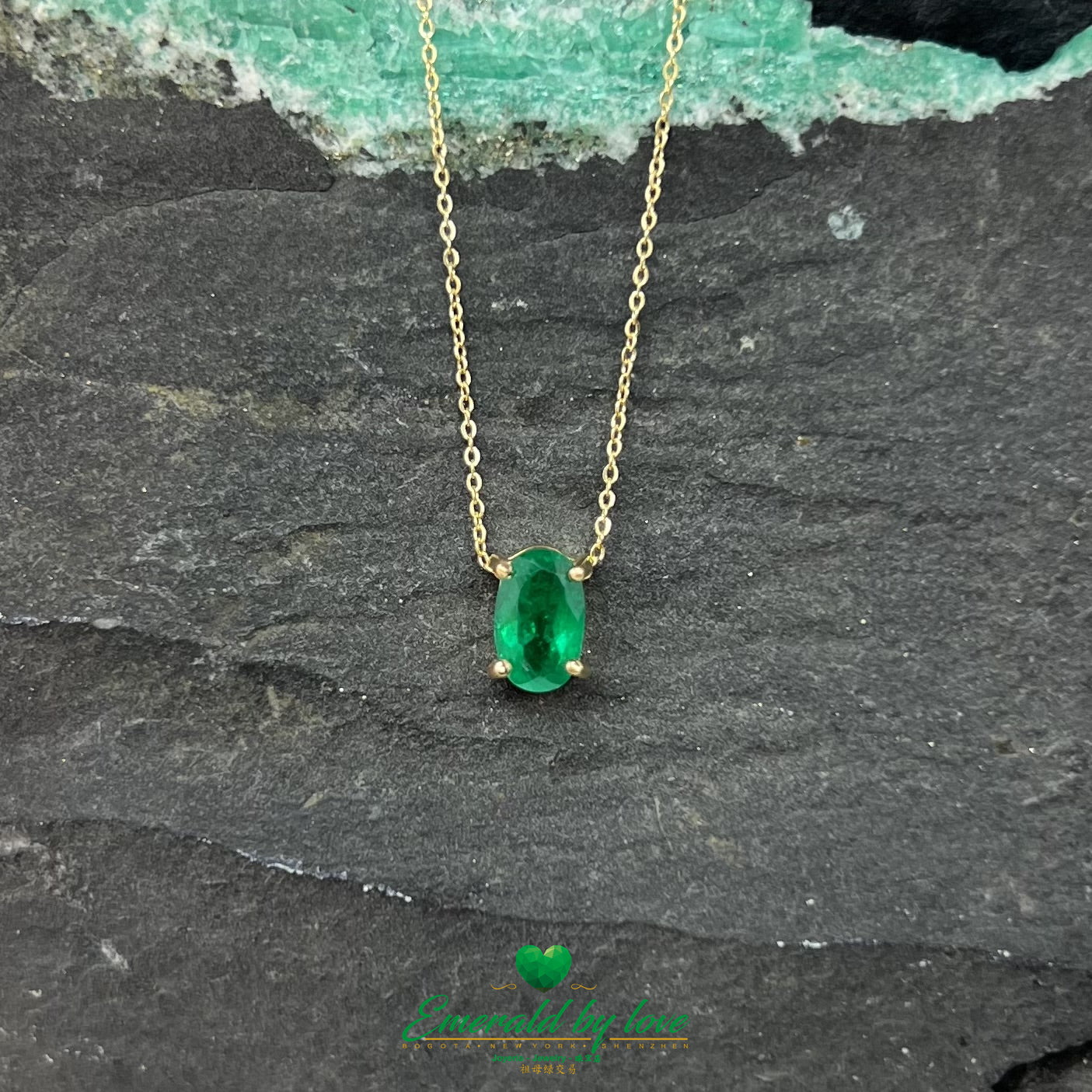 Charmant pendentif en or jaune avec émeraude ovale de 0,71 ct dans un boîtier serti à griffes